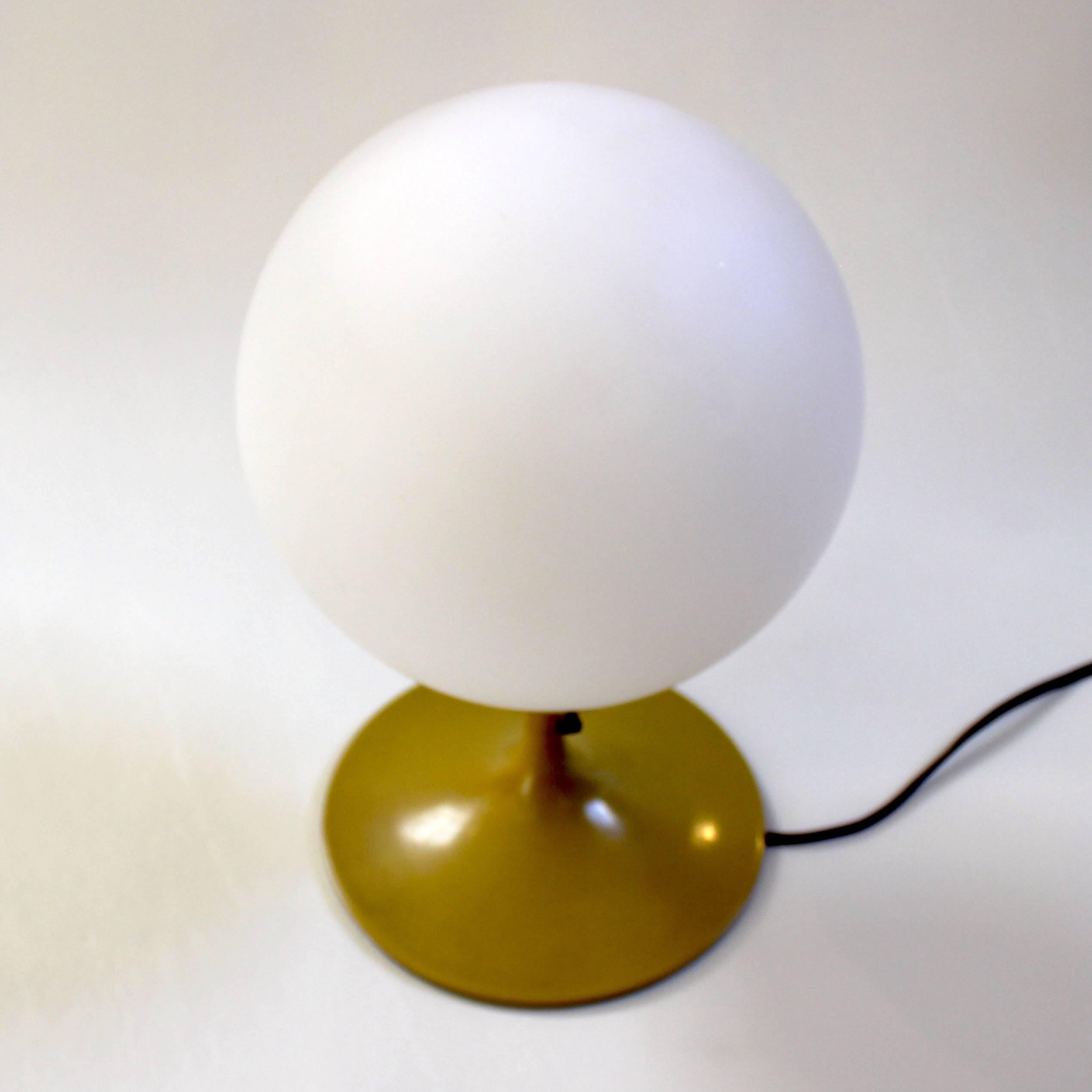Pair of 1960s Laurel Tulip Lamps with Original Globes and Rare Mustard Bases In Good Condition In Sacramento, CA
