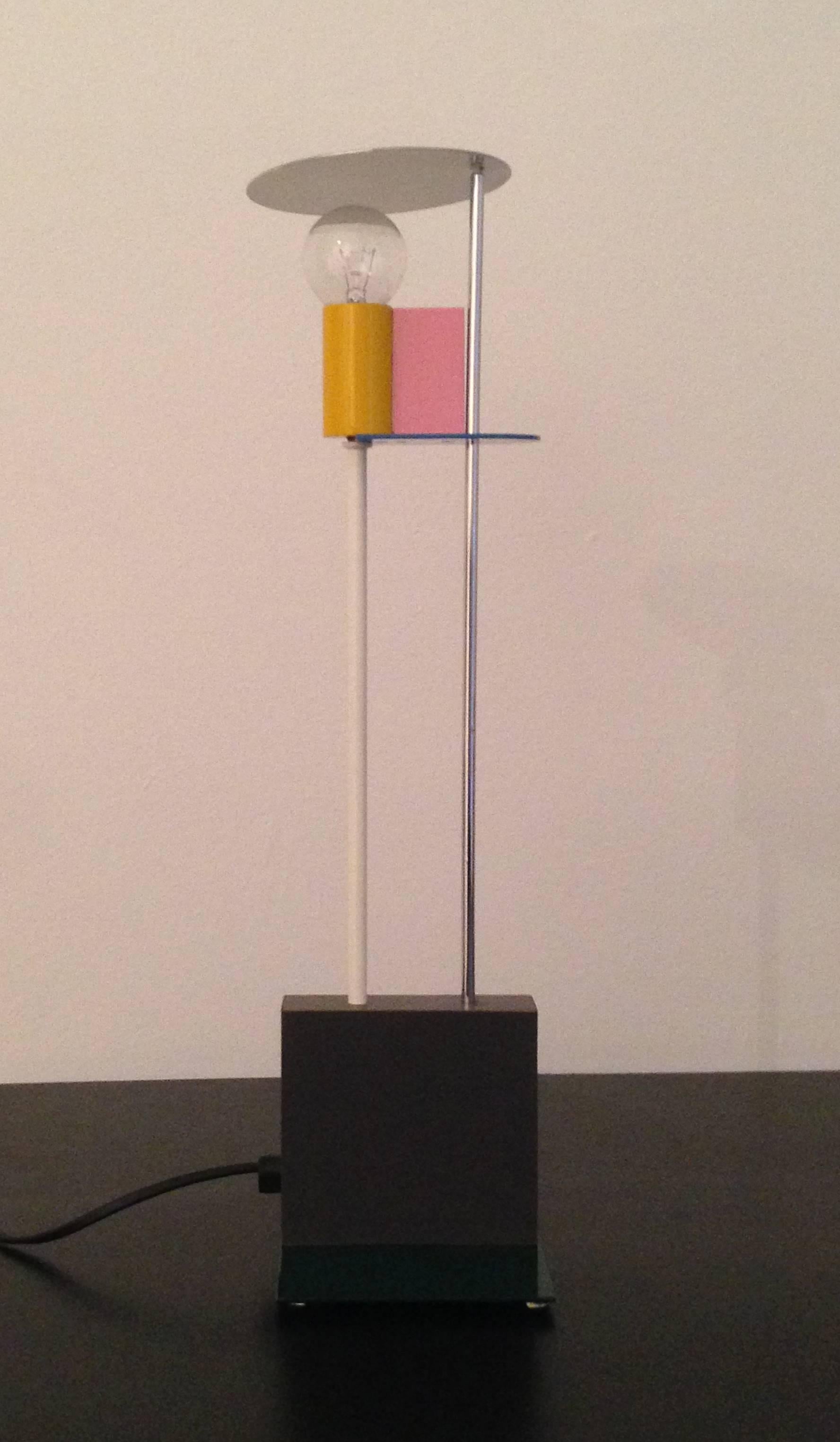 Eine frühe Memphis-Tischleuchte des schottischen Designers Gerard Taylor (bekannt als Sottsass Associate), aus der Memphis-Ausstellung von 1982. In seiner Detailgenauigkeit hat es seine offensichtlichen Wurzeln sowohl in De Stijl als auch in der