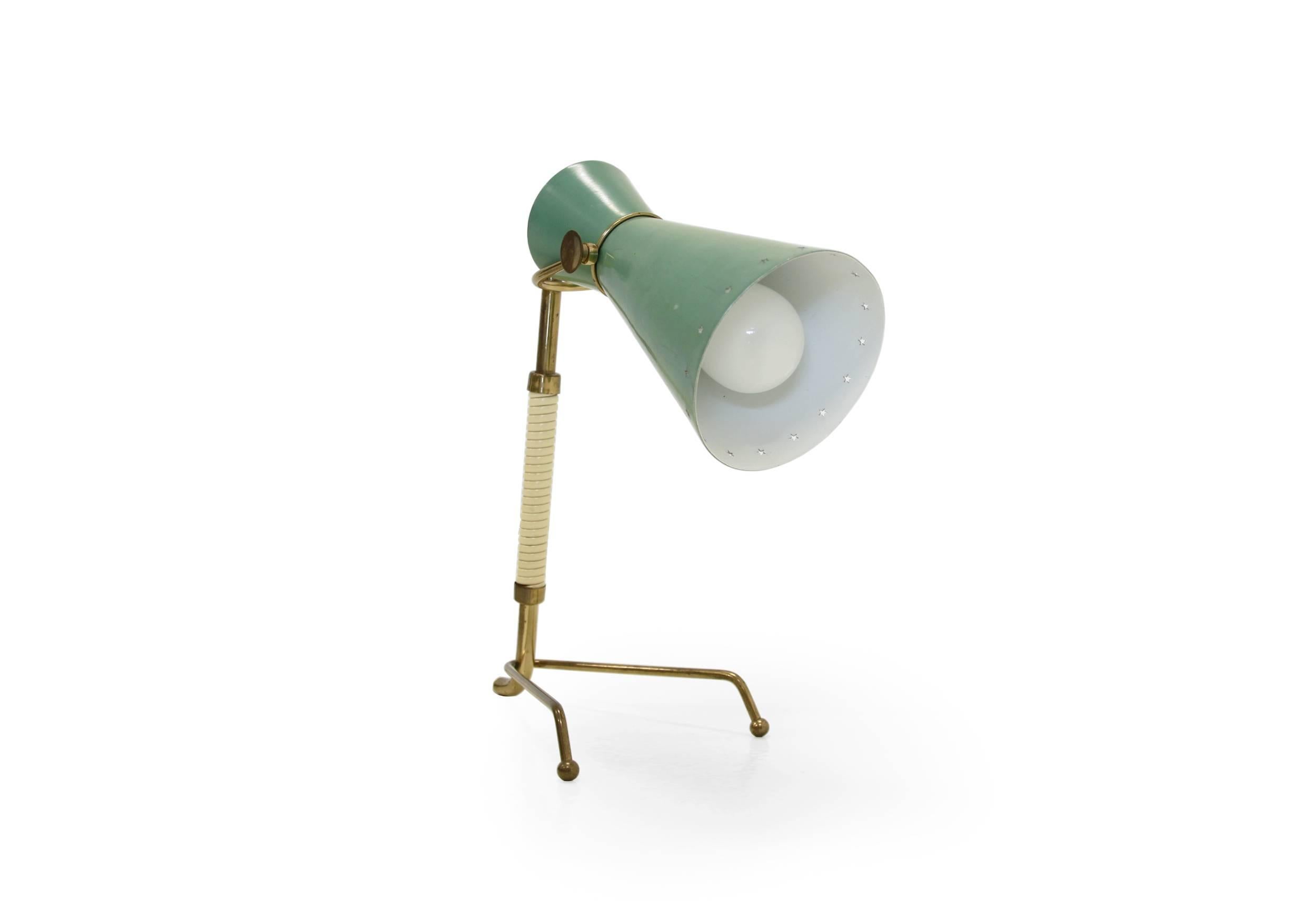 Rare and important table lamp on a brass frame and steel lamp shade.

Designed and manufactured in Norway by Arnold Wiigs Fabrikker AS fra 1950 first half.

The lamp rewired and in excellent vintage condition with some normal age related usage