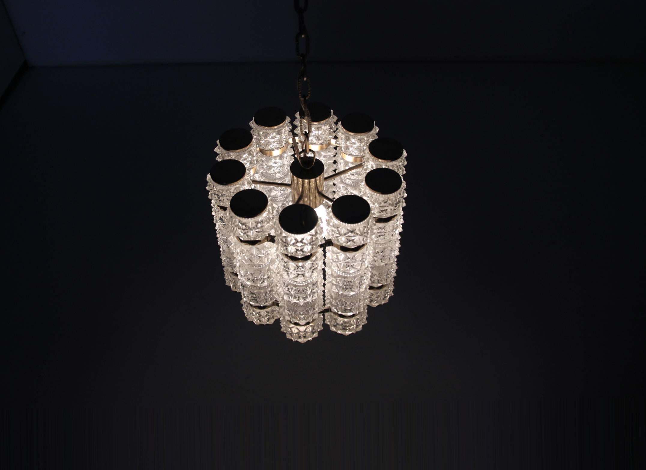 Meraviglioso lampadario di metà secolo in ottone, anni '70 in vendita 1