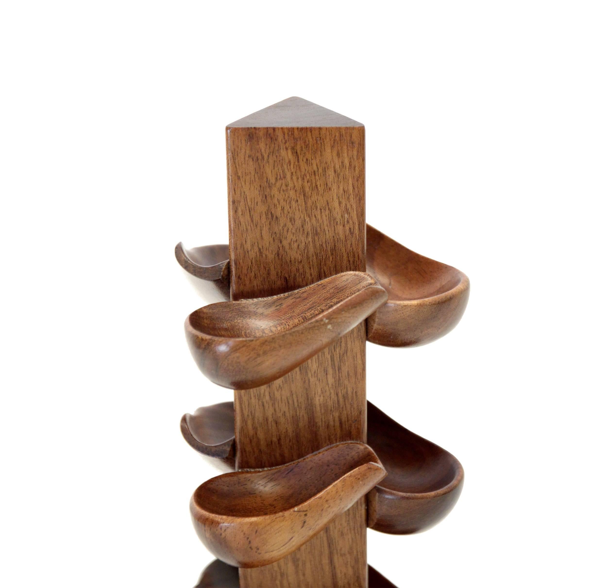 Sculptural pipe holder on a teak frame with a 12 pipe capacity.

Made in Italy bu Ro-El.

The pipe stand is in excellent vintage condition.