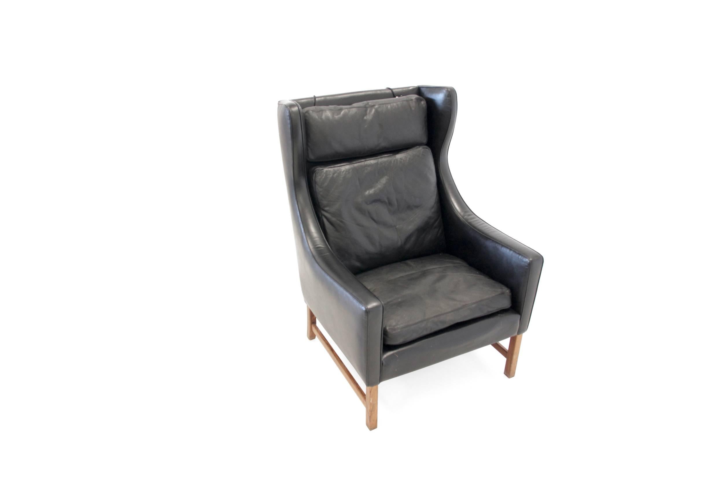 Beautiful and iconic wing-back lounge on a rosewood frame and original leather upholstery.

Designed by Fredrik A. Kayser and manufactured in Norway by Vatne Møbler from circa 1960, first half.

The chair has a sturdy framework and is in good