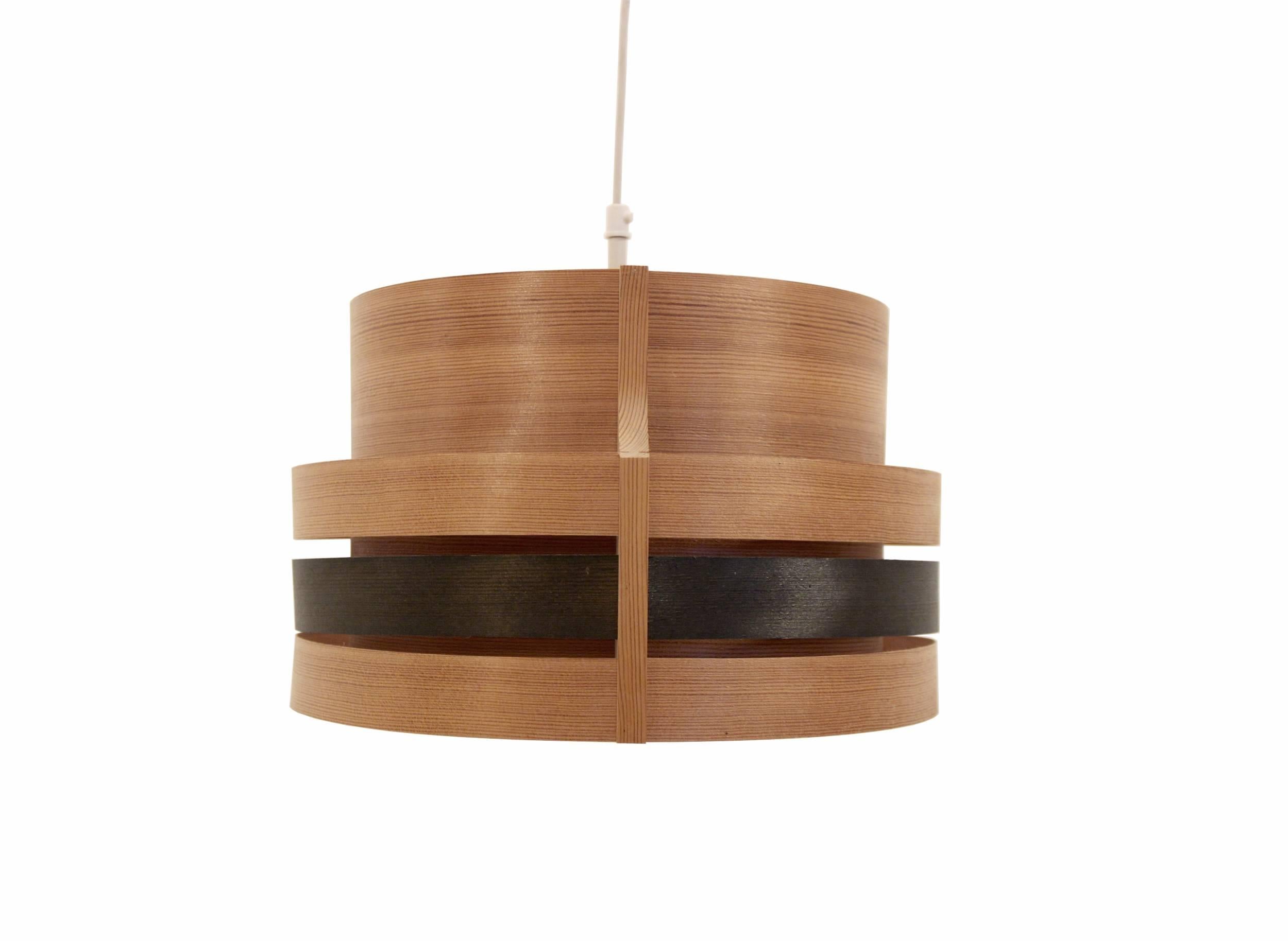 Wonderful and well made ceiling light on a wood veneer frame.

Most likely designed and made in Norway by Høvik Lys, circa 1970s first half.

The lamp is in excellent vintage condition and fully working.

   