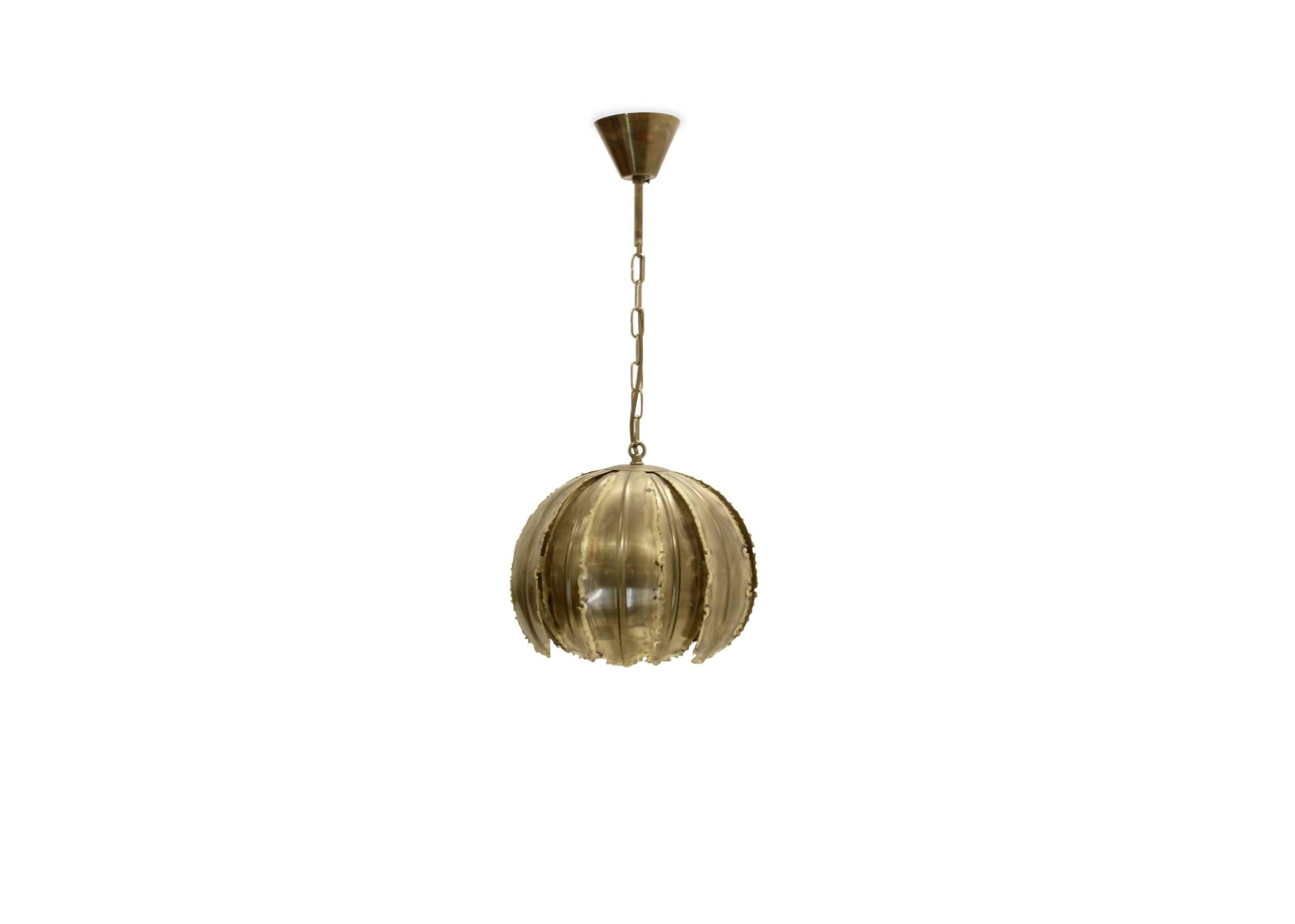 Well made ceiling pendant in patinated brass.

This is model 'Poppy'. Designed by Svend Aage Holm and made in Denmark by Holm Sorensen from circa 1970s second half. 

The pendant is fully working and in excellent vintage condition.

Height