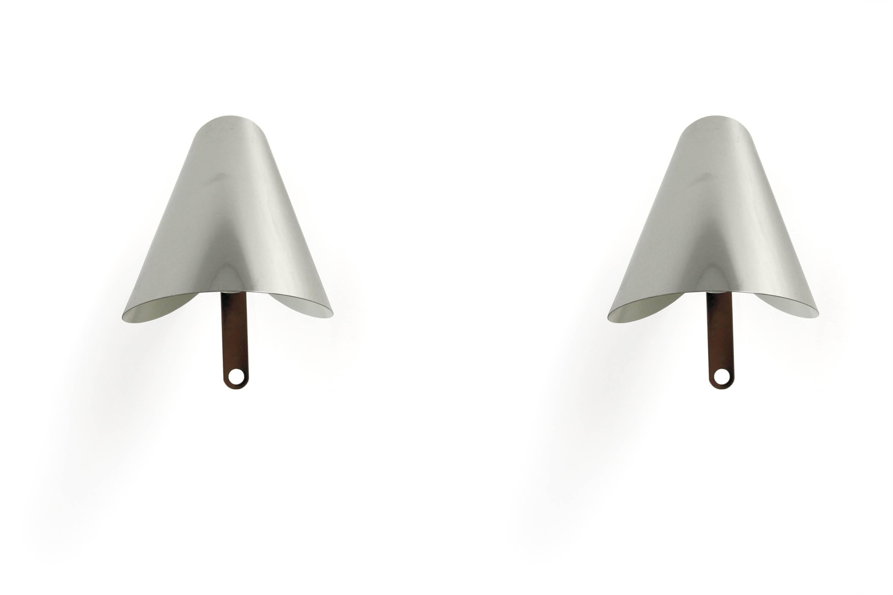Articulating pair of wall lights in chrome.

Most likely designed and made in Sweden, circa 1970s first half.

Both lamps are fully working and in excellent vintage condition.