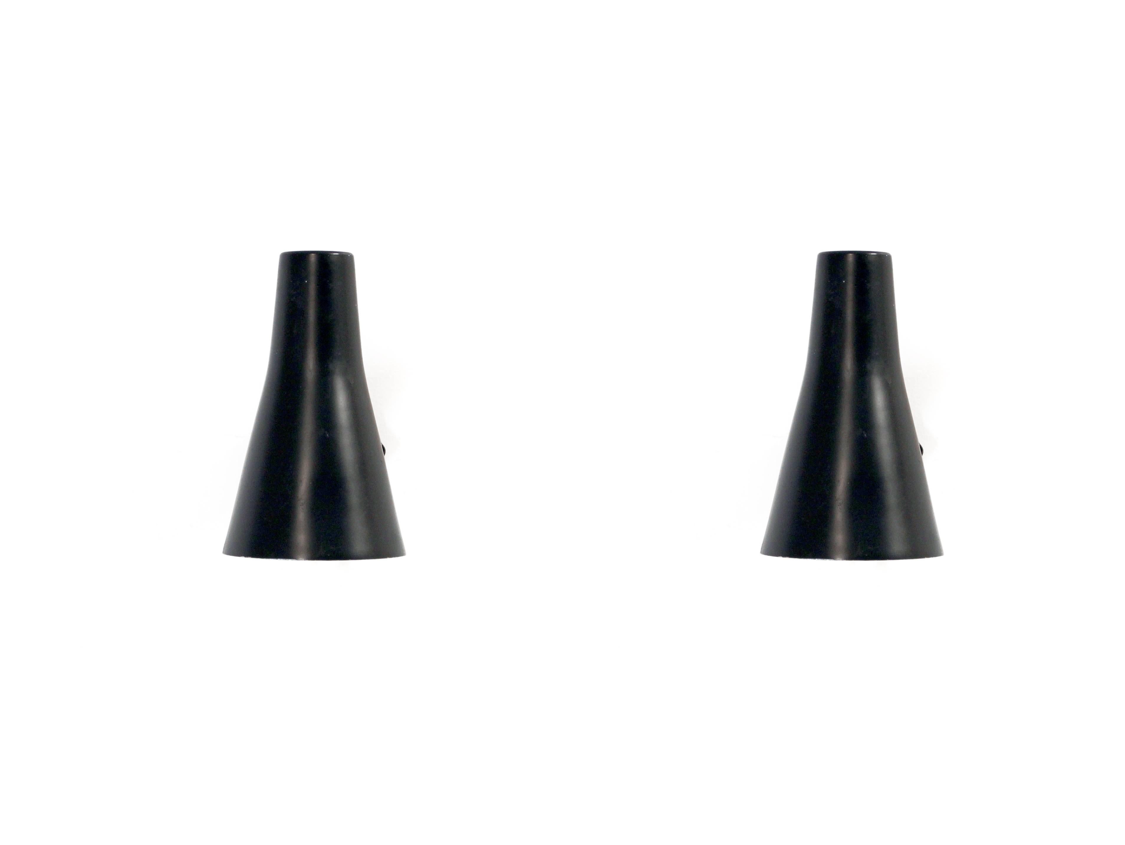 Belle paire d'appliques en acier. Conçu et fabriqué en Suède par ASEA Belysning dans la première moitié des années 1970. Les deux lampes fonctionnent parfaitement et sont en bon état.