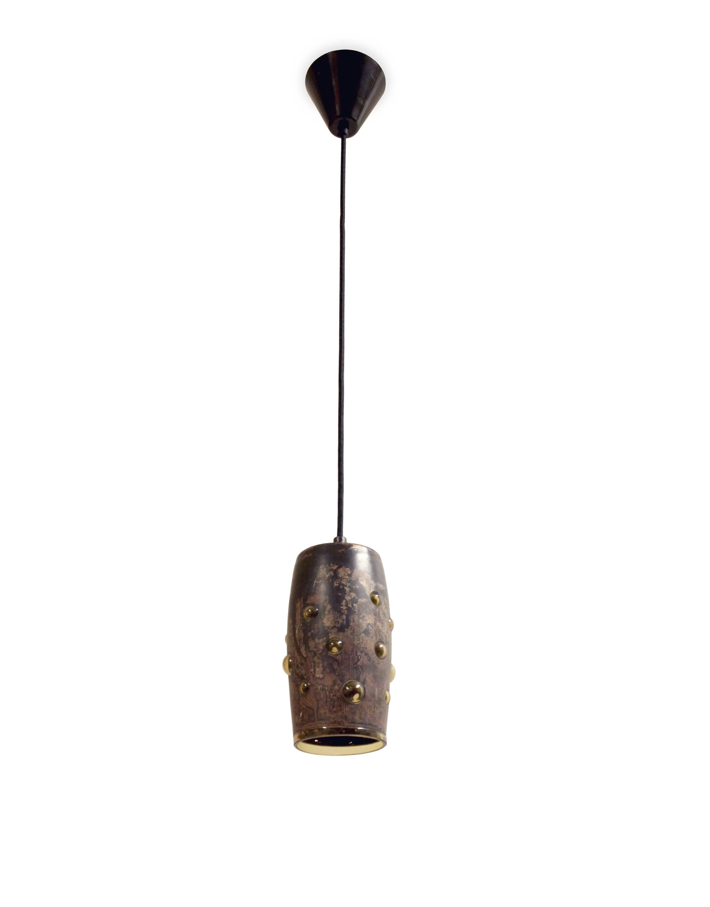 Hängende Deckenleuchte aus Metall und Glas. Entworfen von Nanny Still McKinney für RAAK, etwa in der zweiten Hälfte der 1970er Jahre. Die Lampe ist voll funktionsfähig und in ausgezeichnetem Zustand.
