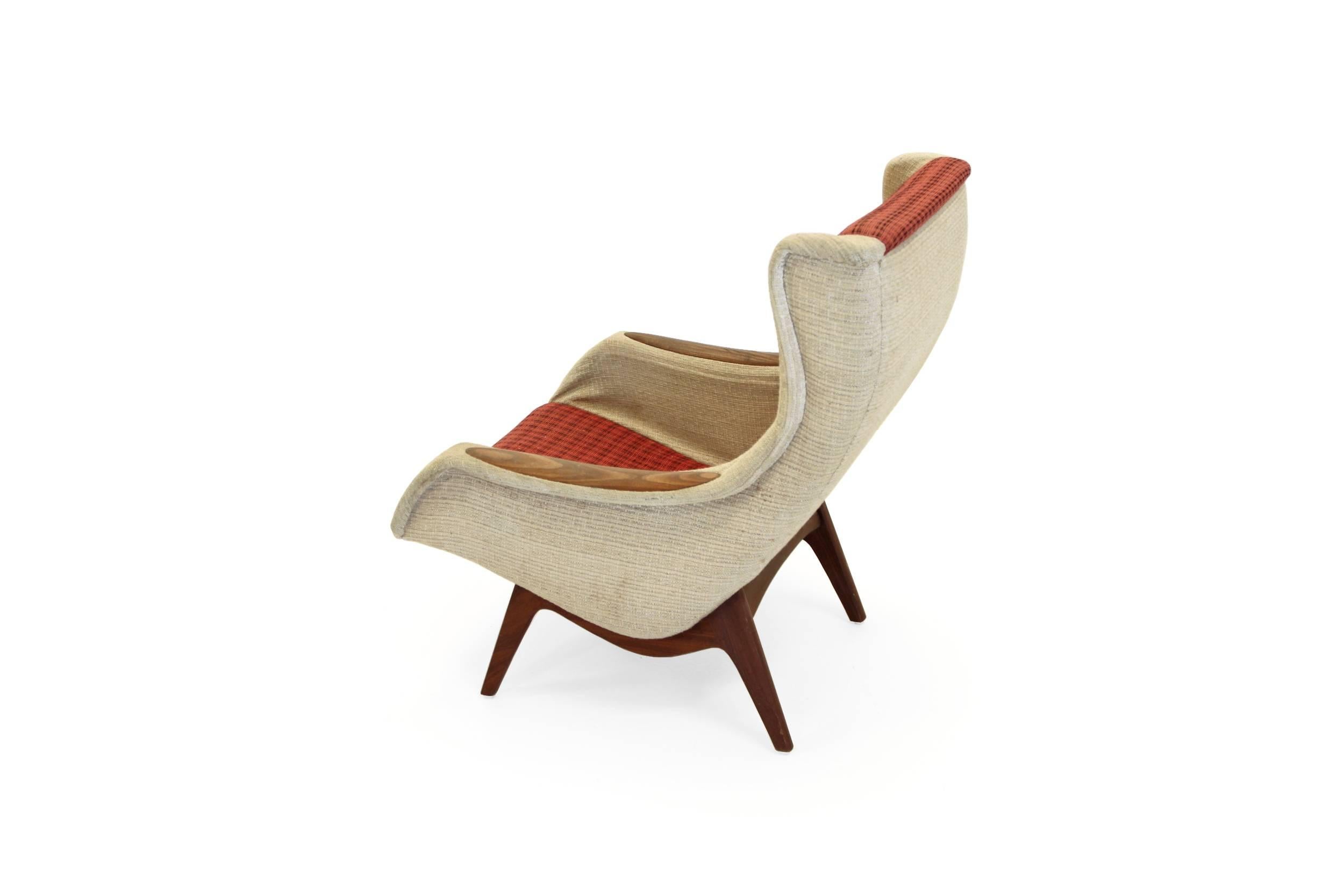 Spectacular lounge chair on a teak frame and original upholstery. This is the model 'Boss'. Designed by Rolf Hesland for Bruksbo AS and manufactured by Bjarne Hansen, Sjøholt from 1952. The chair has a sturdy frame. The upholstery has age related