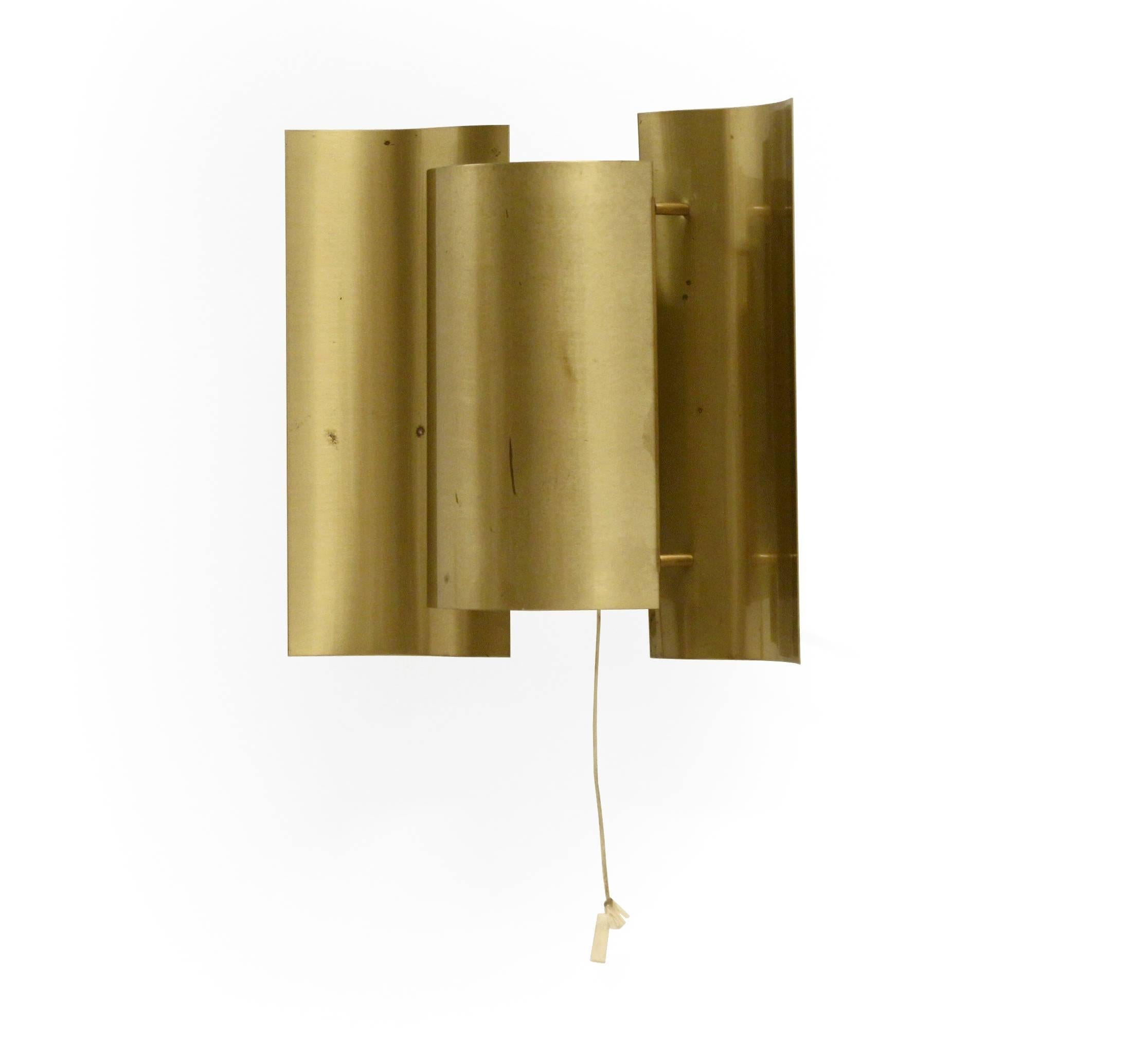 Modern and graceful wall sconces in brass. Designed by Sven Ivar Dysthe and made in Norway by Høvik Verk from 1968. All lights are fully working and in excellent vintage condition.