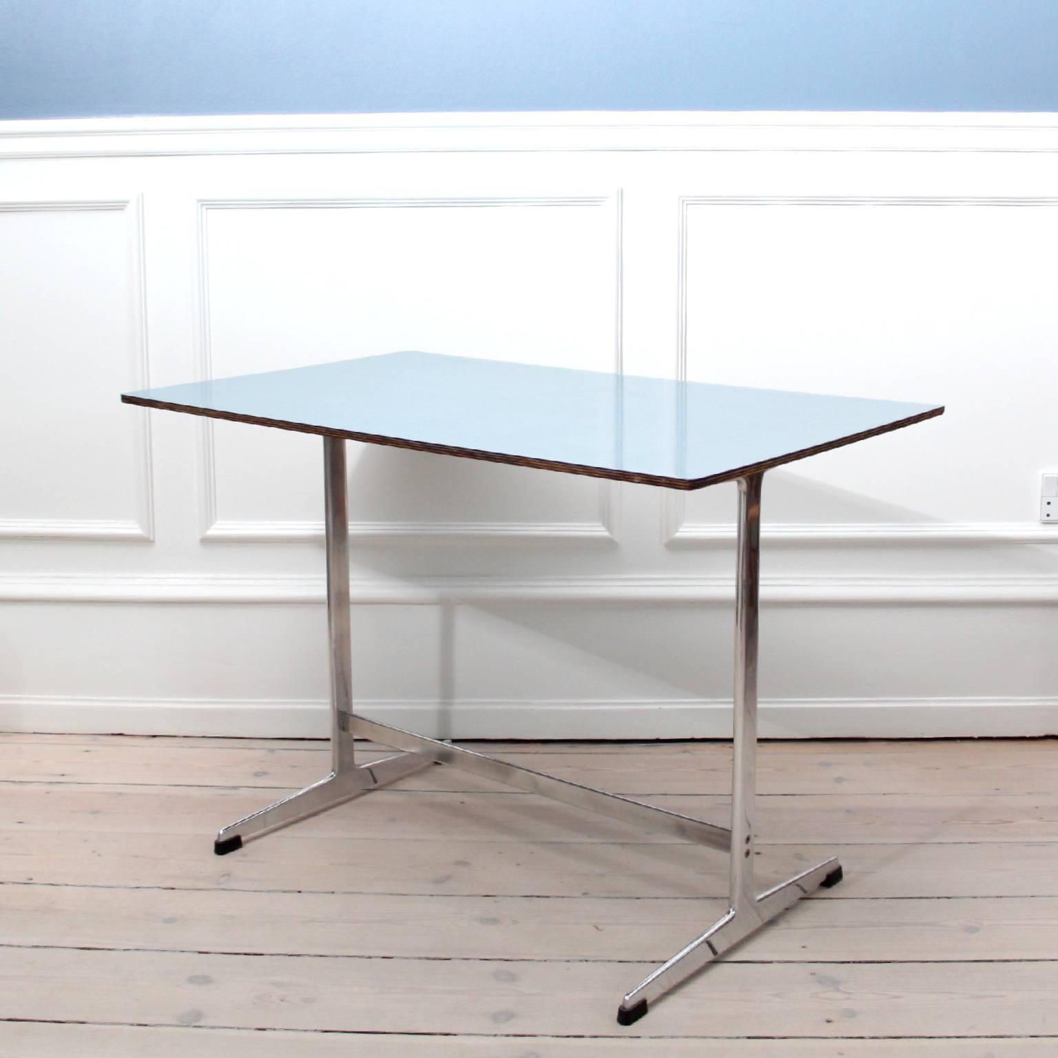 ARNE JACOBSEN & FRITZ HANSEN - MID-CENTURY MODERN DESIGN

An original Arne Jacobsen cocktail table with top of blue Formica and polished aluminum Shaker legs. 

Designed 1958 for the Iconic SAS Royal Hotel in Copenhagen.

Manufactured by Fritz
