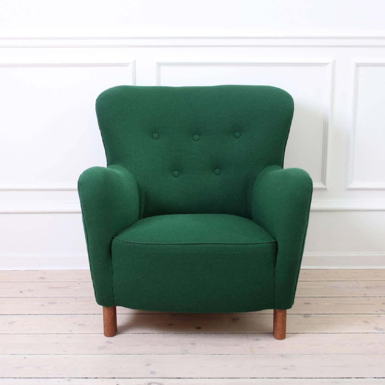 FRITZ HANSEN - SCANDINAVIAN MODERN

The iconic pair of easy chairs from Fritz Hansen, model 1669. 

Upholstered in flask green wool fabric by Kvadrat. We can arrange for a different upholstery if needed, e.g sheep skin.  

Legs of stained