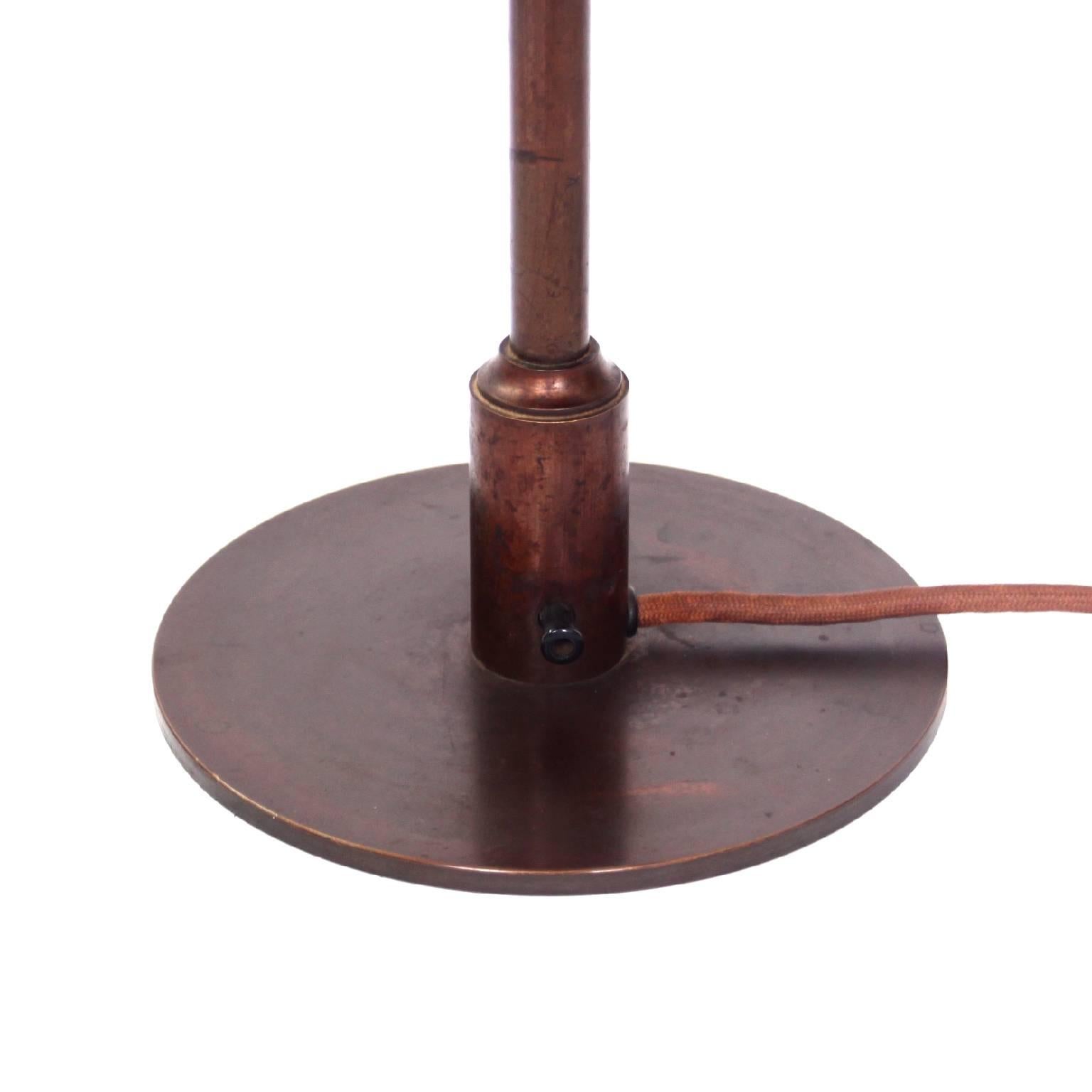 Poul Henningsen & Louis Poulsen, Mid-century Modern design

This is the iconic Poul Henningsen (PH 4/3) table lamp with original copper shades.

Stand, switch and socket house of browned brass. 

Designed 1927 and manufactured by Louis Poulsen,