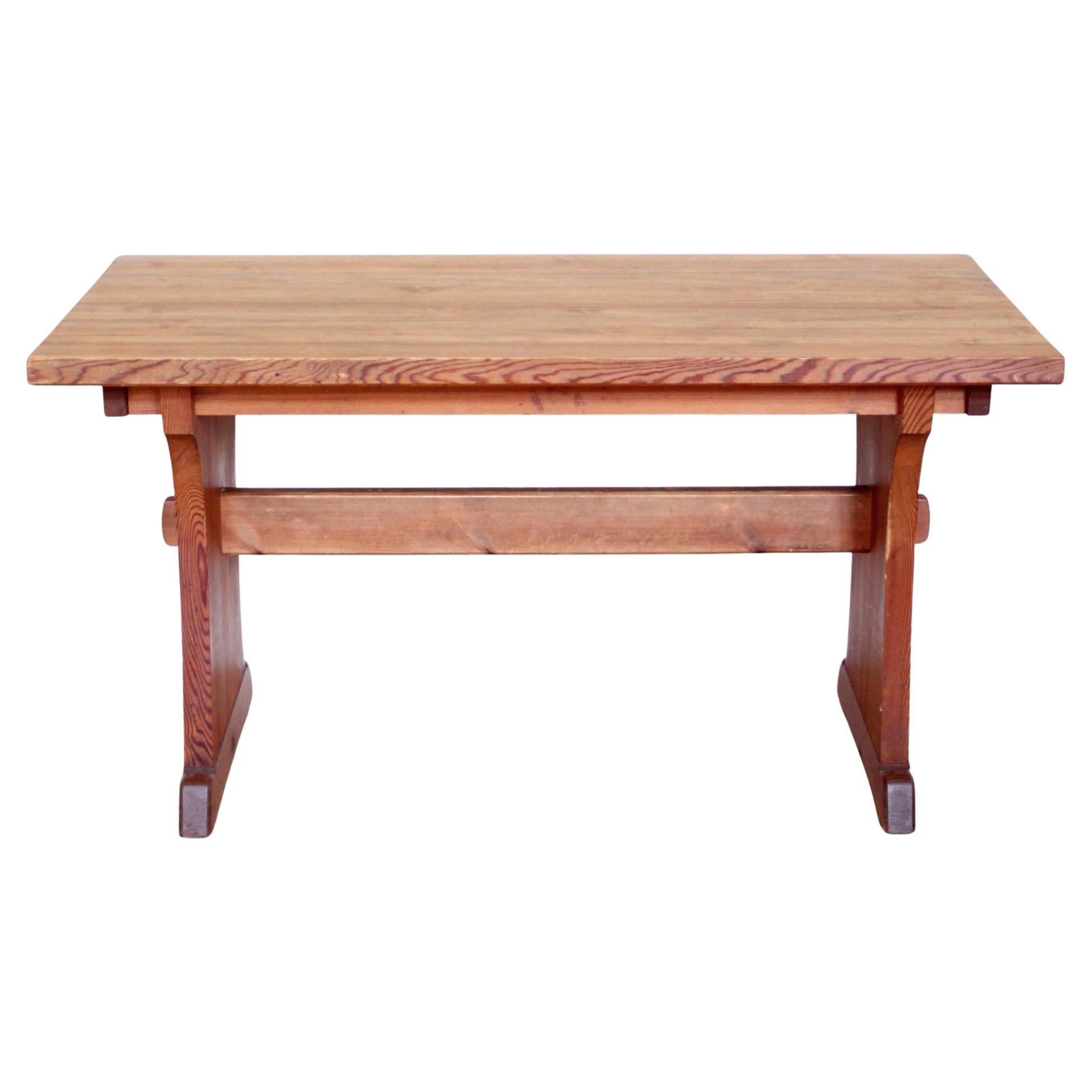NORDISKA KOMPANIET 

Magnifique table de service sculpturale en pin, attribuée à Axel Einar Hjorth, Nordiska Kompaniet, Suède, années 1930. 

Ce modèle a été conçu en 1939, numéro de conception 42127 des archives de Nordiska Kompaniet.

Bon état