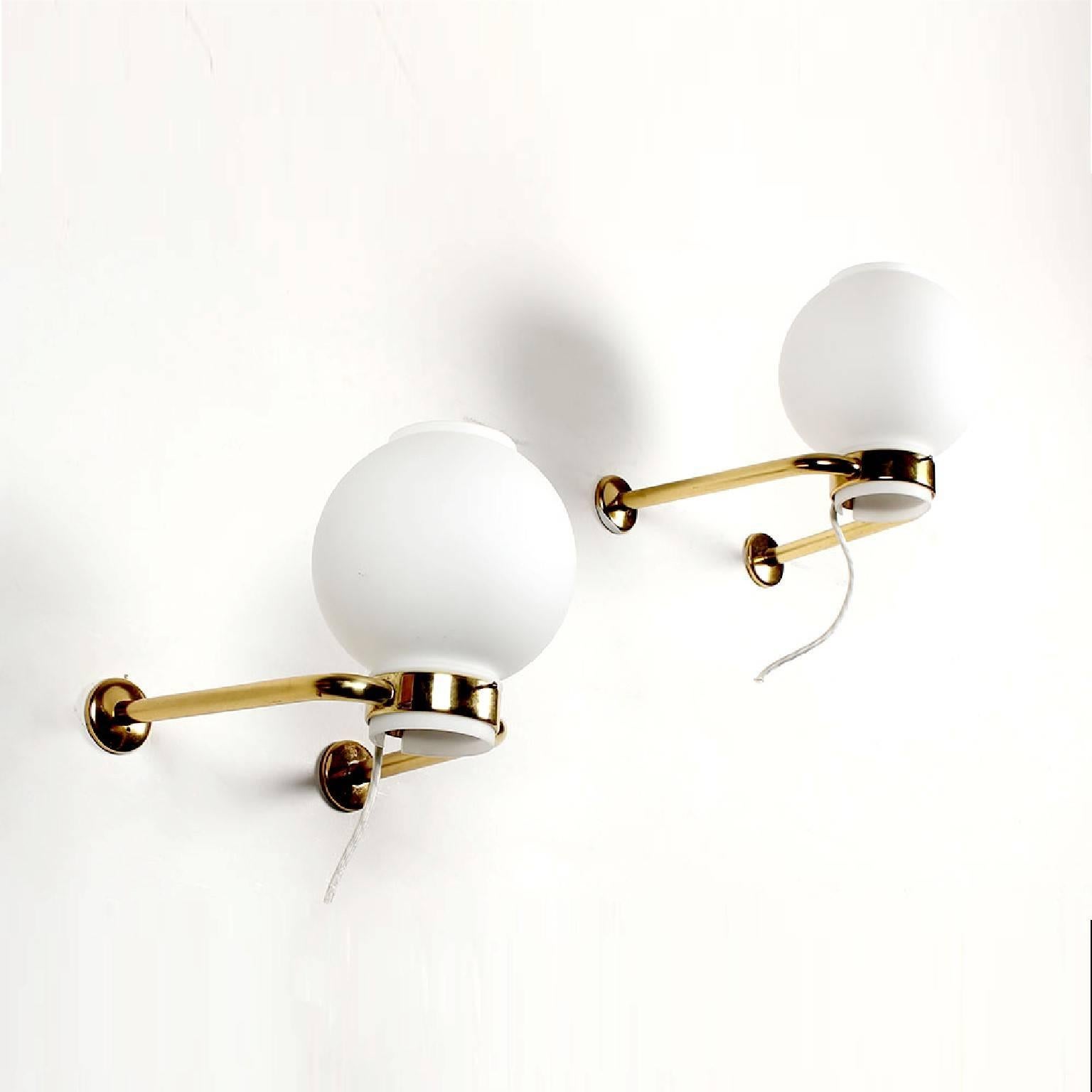 Palle Suenson wall lights.

Made exclusively for the executive office at Aarhus Oil Factory A/S.,

Denmark, circa 1960 (installed c 20 years after the building was designed).

Measure: W: 24cm, H: 30cm, D: 35cm.

Materials: Brass, and opaque