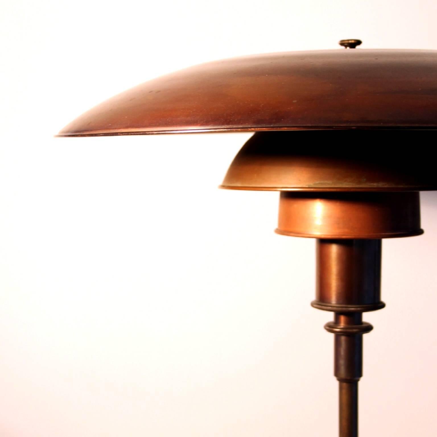 Rare Poul Henningsen 4½/3 table lamp with original copper shades.

Stand, switch and socket house of browned brass.

Designed 1927 and manufactured by Louis Poulsen 1920-1930.

Stamped PAT APPL.

Excellent original condition.

Measures: H