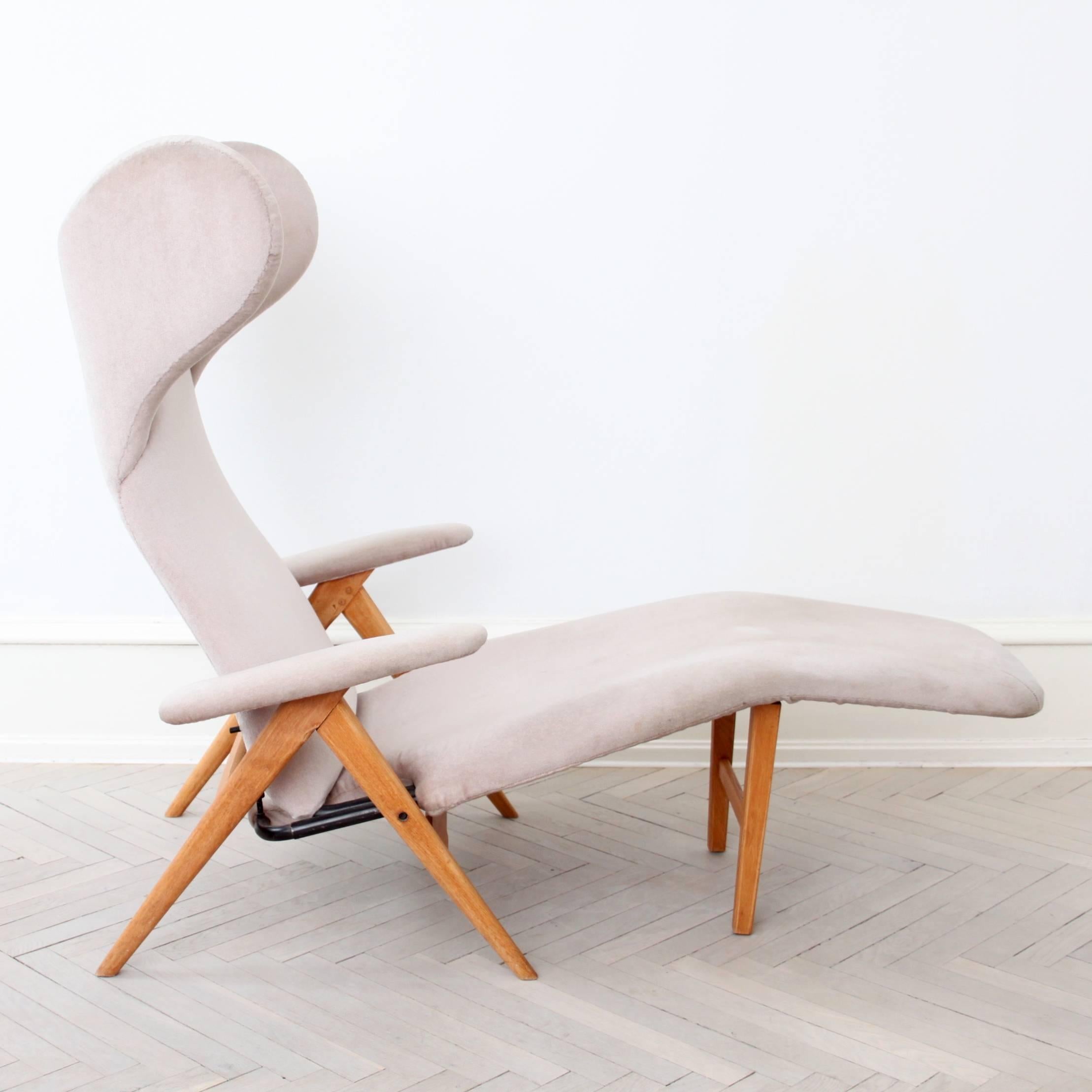 Rare adjustable chaise longue chair by H.W. Klein (Henry Walter Klein). 

Wonderfully crafted, extremely comfortable lounge chair.

Produced by Bramin Møbler in Denmark, 1970.

Teak and original fabric.

And most important: Very, very comfortable.