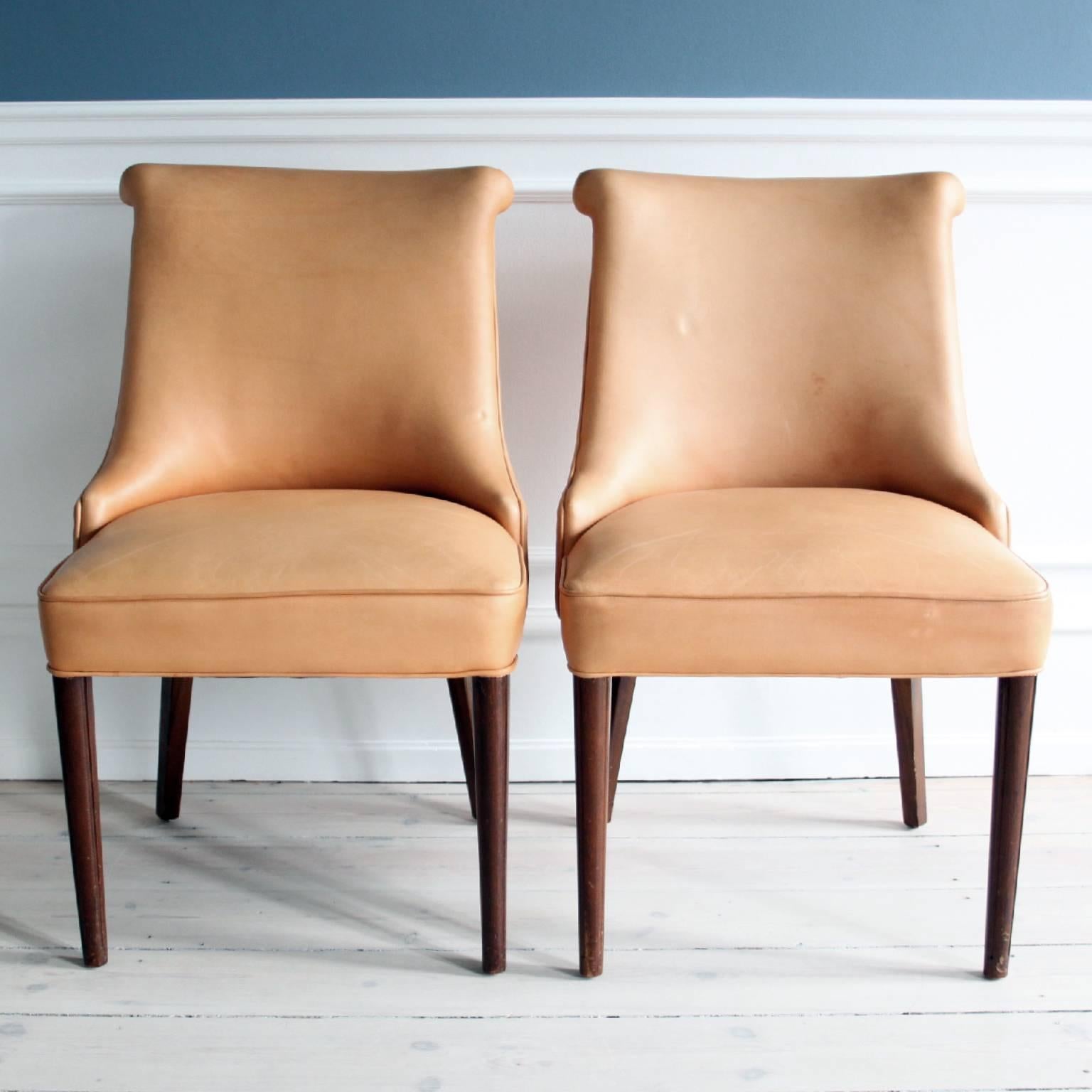 A pair of Frits Henningsen side chairs crafted in solid mahogany with profiled legs. Seat and back with patinated natural leather.

Manufactured by cabinetmaker Frits Henningsen, Denmark, 1930s. 

Size: 90 x 55 x 55cm.

Excellent condition.