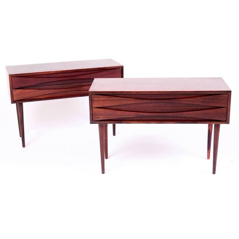 Pair of bedside tables by Arne Vodder.
Front with two drawers featuring sculpted handles.
Manufactured by Sibast Møbler, 1960s.
Made of Brazilian rosewood.
CITES-certificate included.
 
