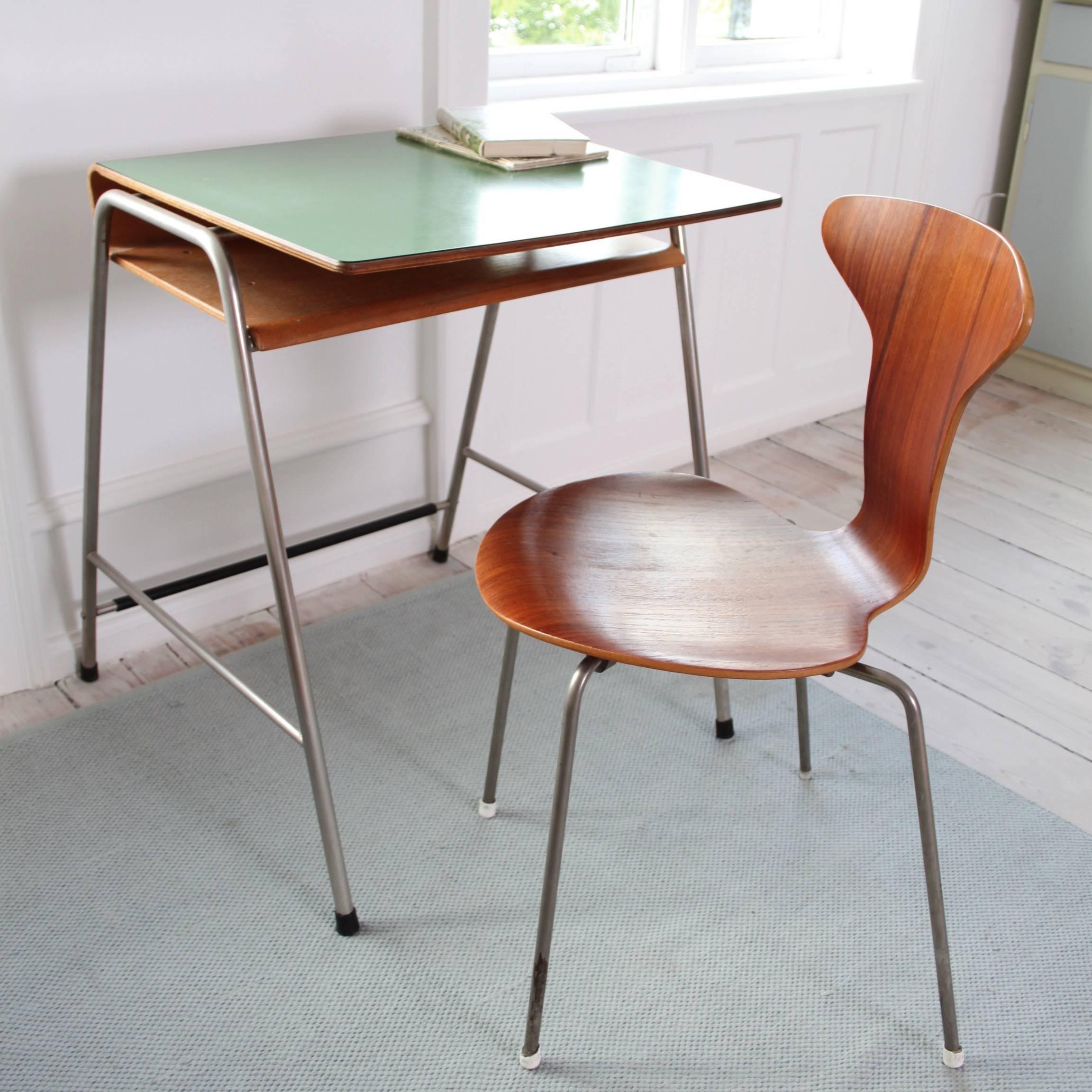 ARNE JACOBSEN AND FRITZ HANSEN - SCANDINAVIAN MODERN

This is the original scool desk and chair, designed by Arne Jacobsen for the Munkegaard School in Vangede, Denmark in 1955. 

The materials are form-moulded teak and laminated top with a tubular