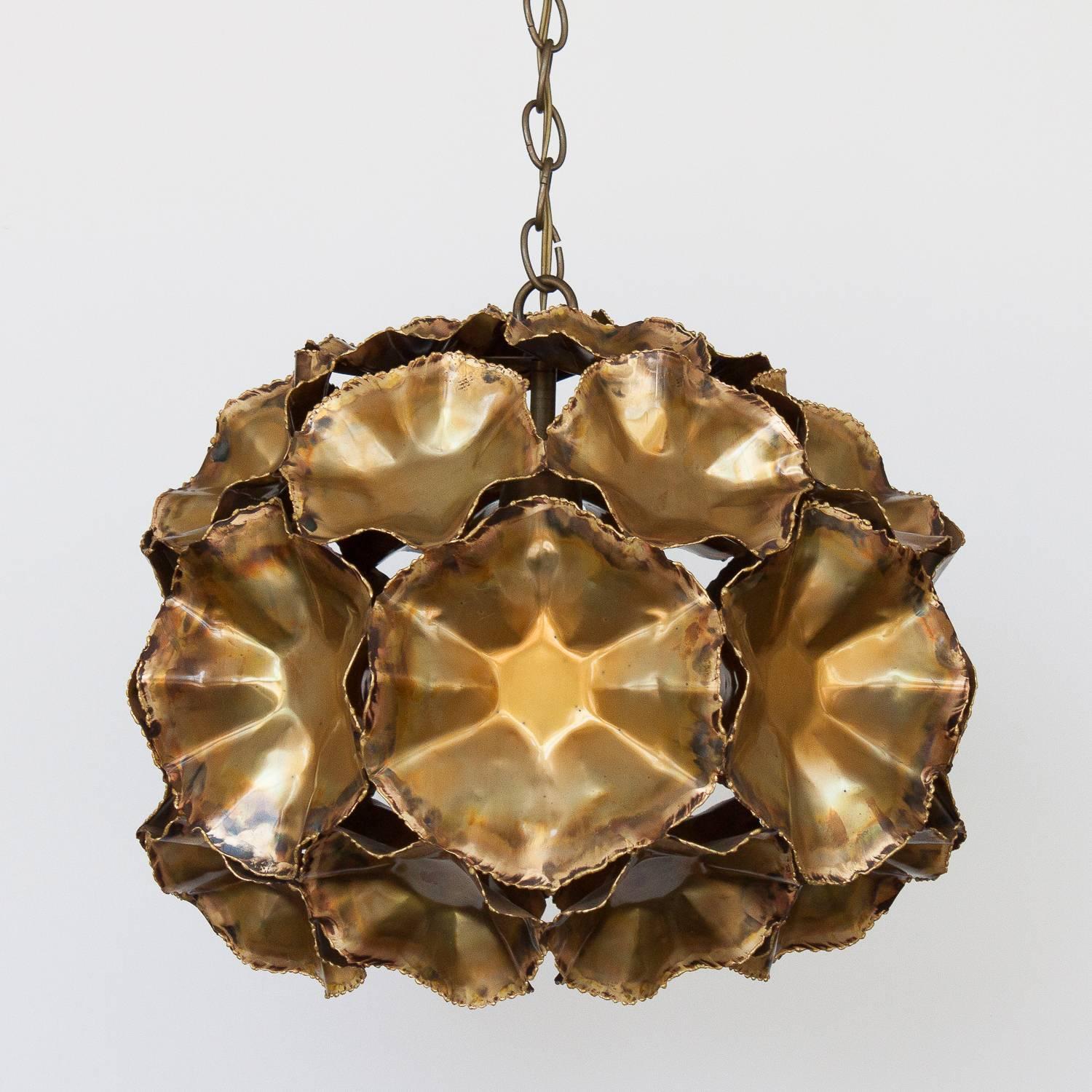 Brutalist torch cut brass hanging pendant chandelier by Tom Greene for Feldman Lighting. Takes one standard base light bulb. Brass chain. No canopy included.