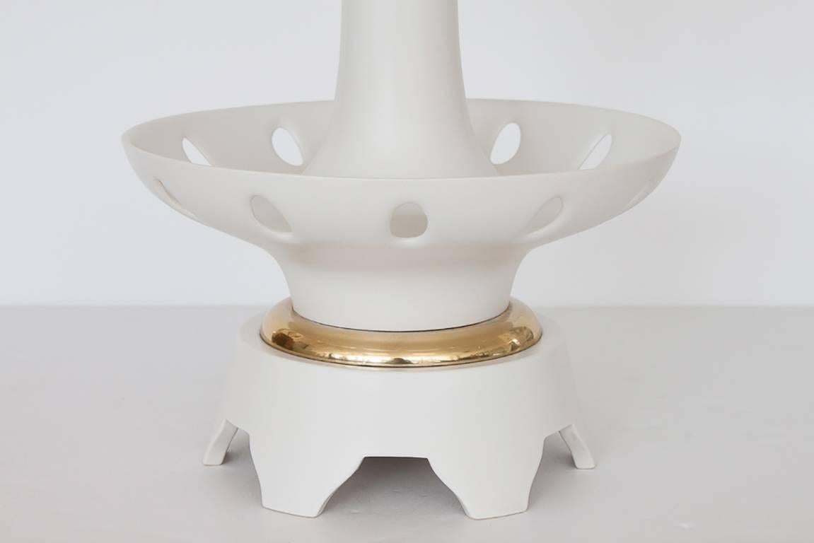 White Porcelain Table Lamp by Gerald Thurston for Lightolier In Excellent Condition In Chicago, IL