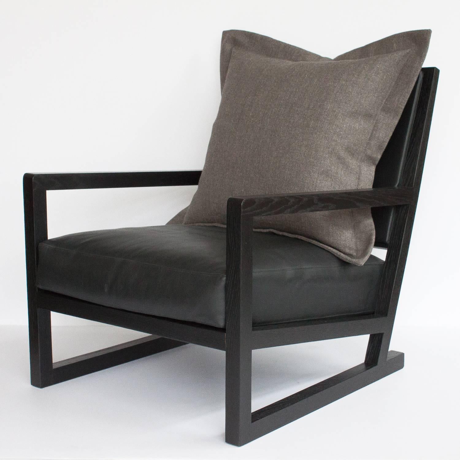 Clio armchair by Antonio Citterio for B&B Italia / Maxalto. From the Simplice collection, 2005 production year. Solid oak frame with a brushed black ebonized finish. The seat and back are upholstered in a charcoal leather. The loose back pillow is