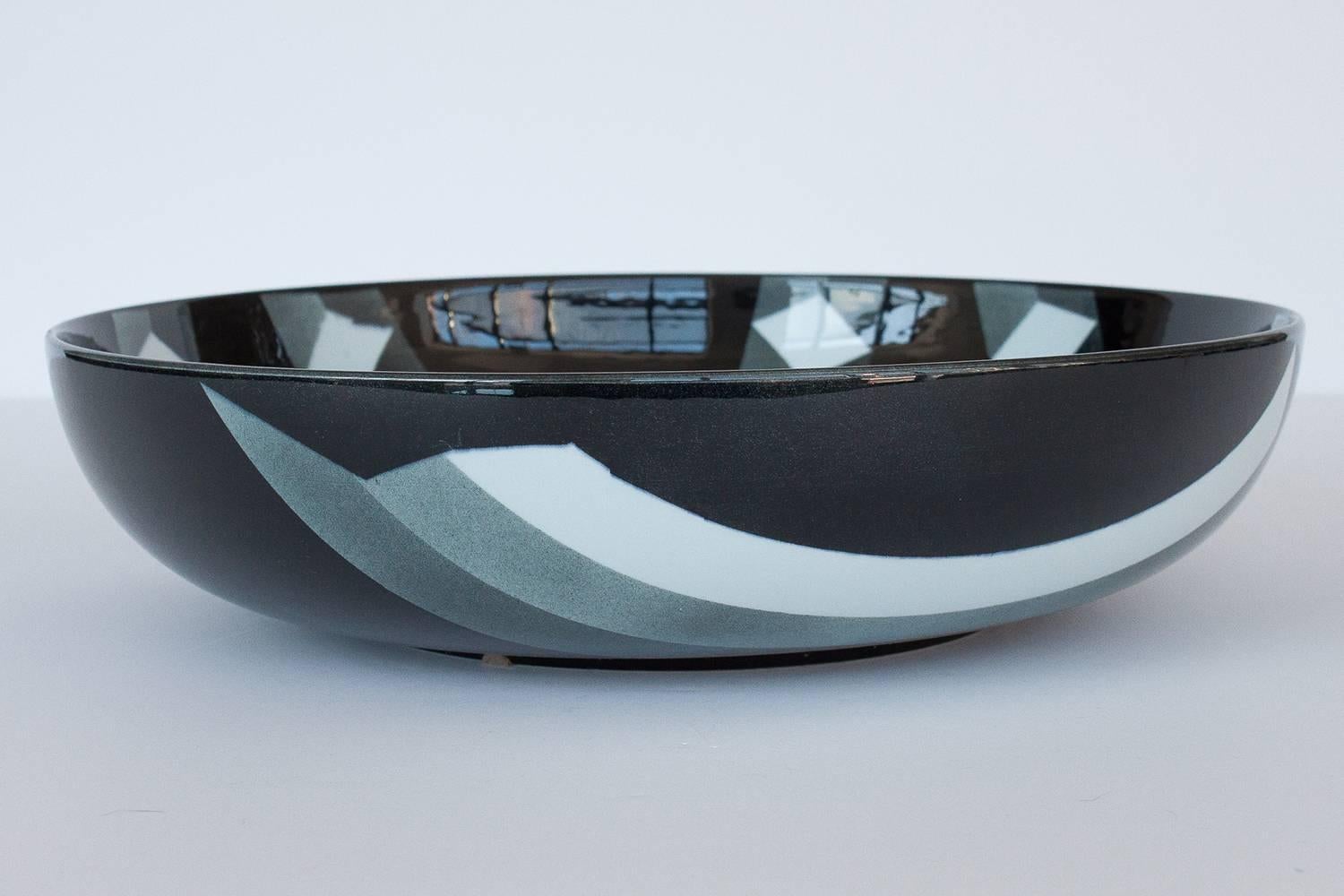 Porcelain Bowl by Rolf Sinnemark for Rörstrand In Excellent Condition In Chicago, IL