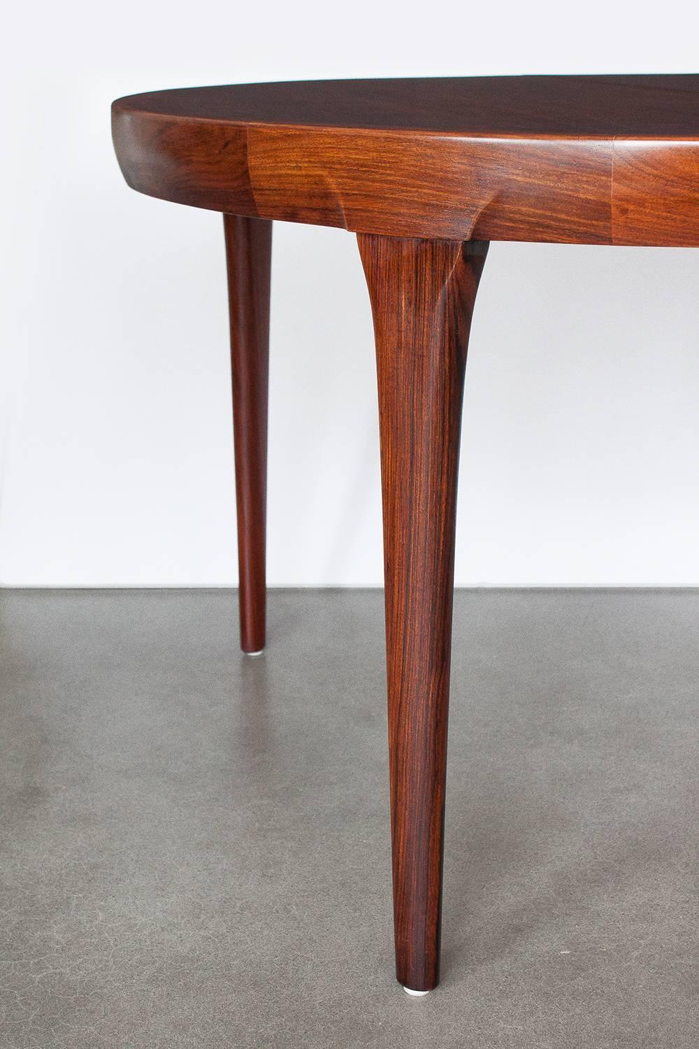 Round Rosewood Dining Table by Ib Kofod-Larsen In Excellent Condition In Chicago, IL