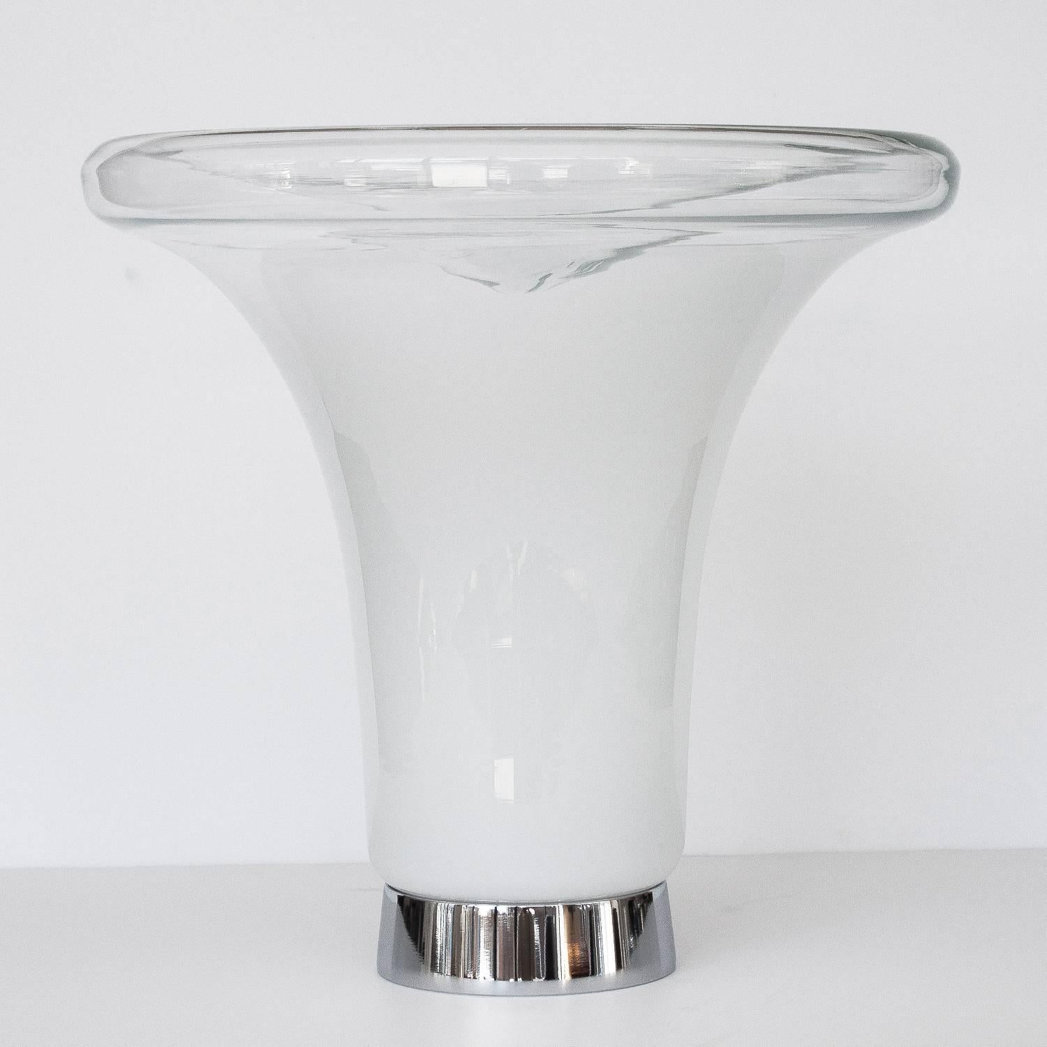 Large 1960s Vistosi Murano tulip / trumpet shaped glass table lamp. Handblown sculptural glass shade with a gradient of white to clear glass from bottom to top. Chrome-plated 7