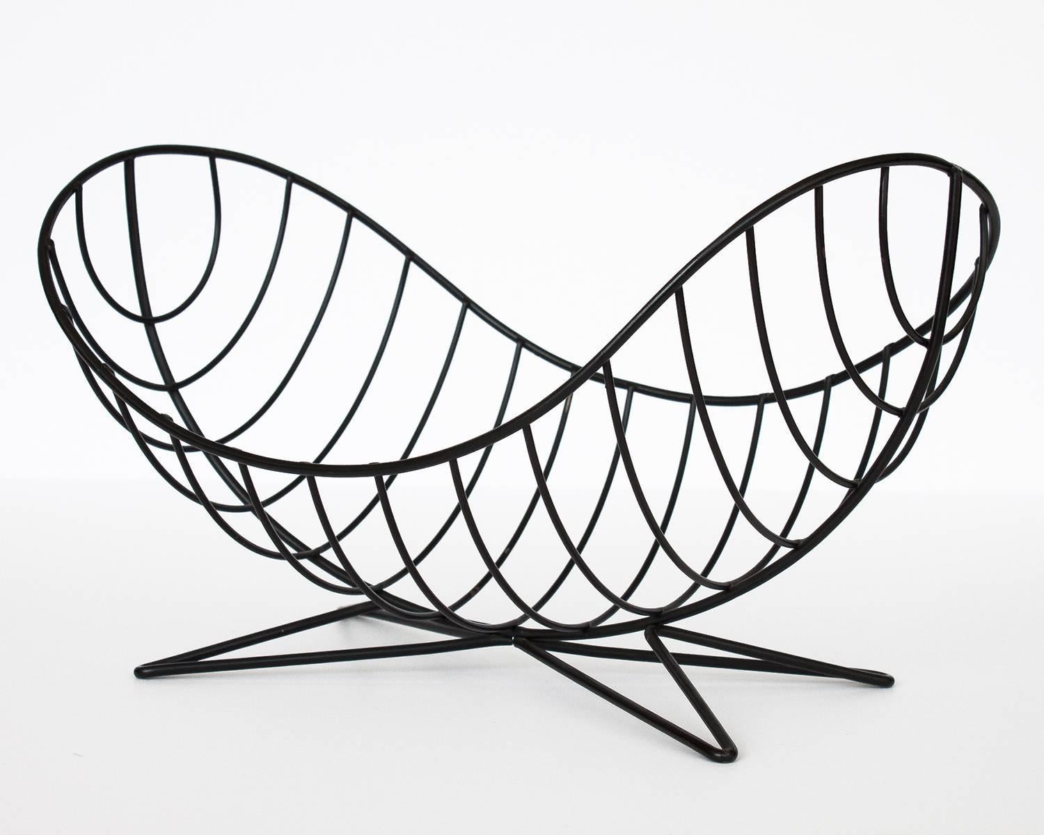 Andree Ferris and Reta Shacknove B-3 Twin Scoop wire fruit bowl. Part of the structural modern line, circa 1951. Asymmetrical curved basket with contoured ribs supported by four hairpin legs. Welded iron. Original black finish. 




 