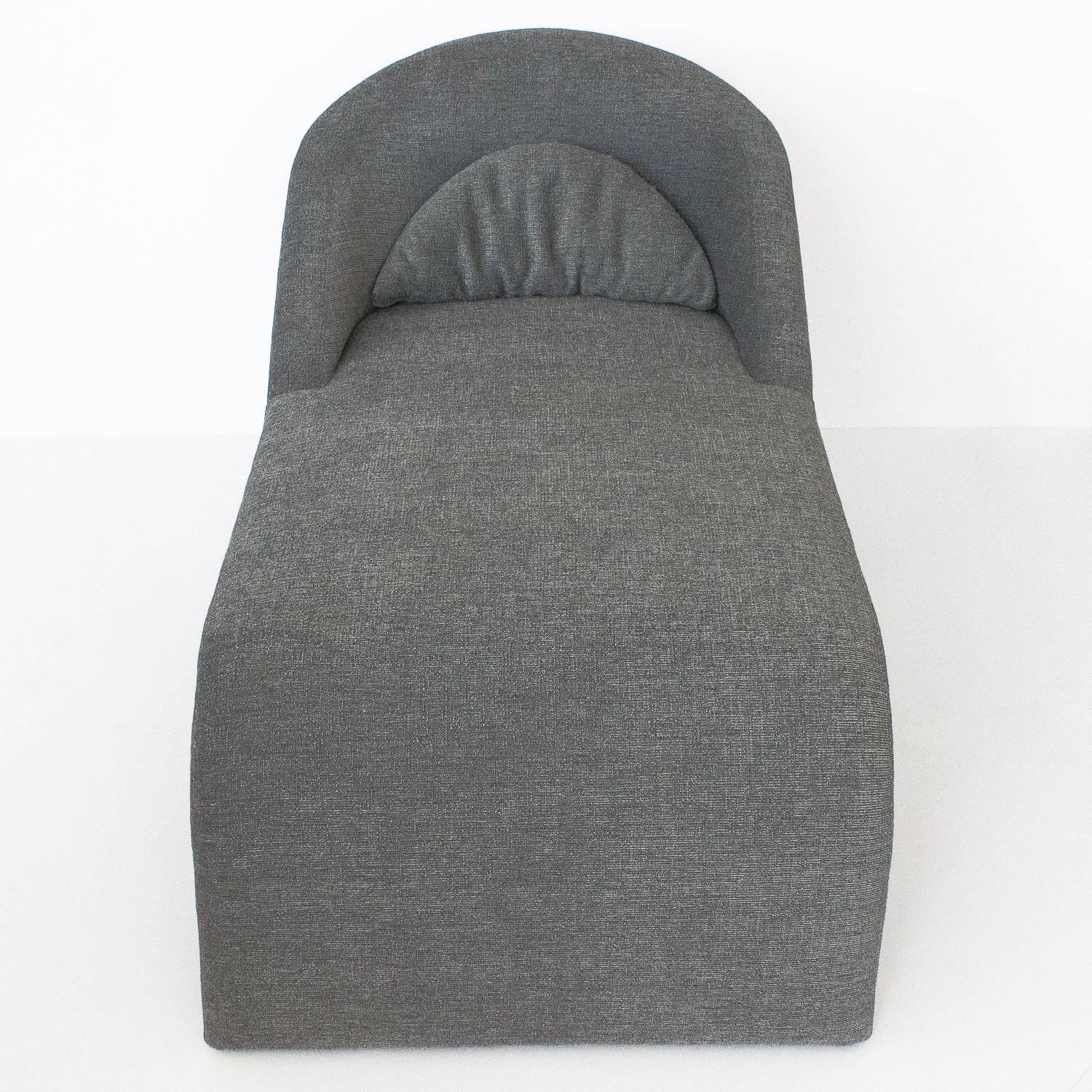 Modernist Fully Upholstered Chaise Lounge In Excellent Condition In Chicago, IL
