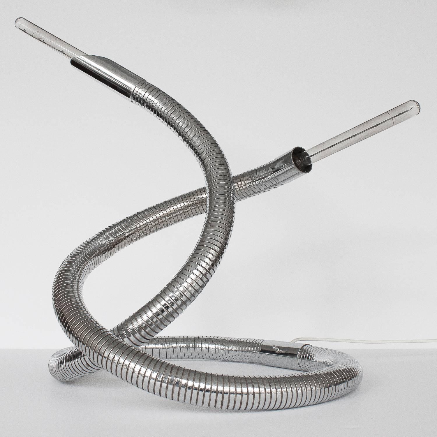 Rare and unusual 1960s Italian chrome flexible snake lamp. A 10 foot long chrome-plated bendable 2