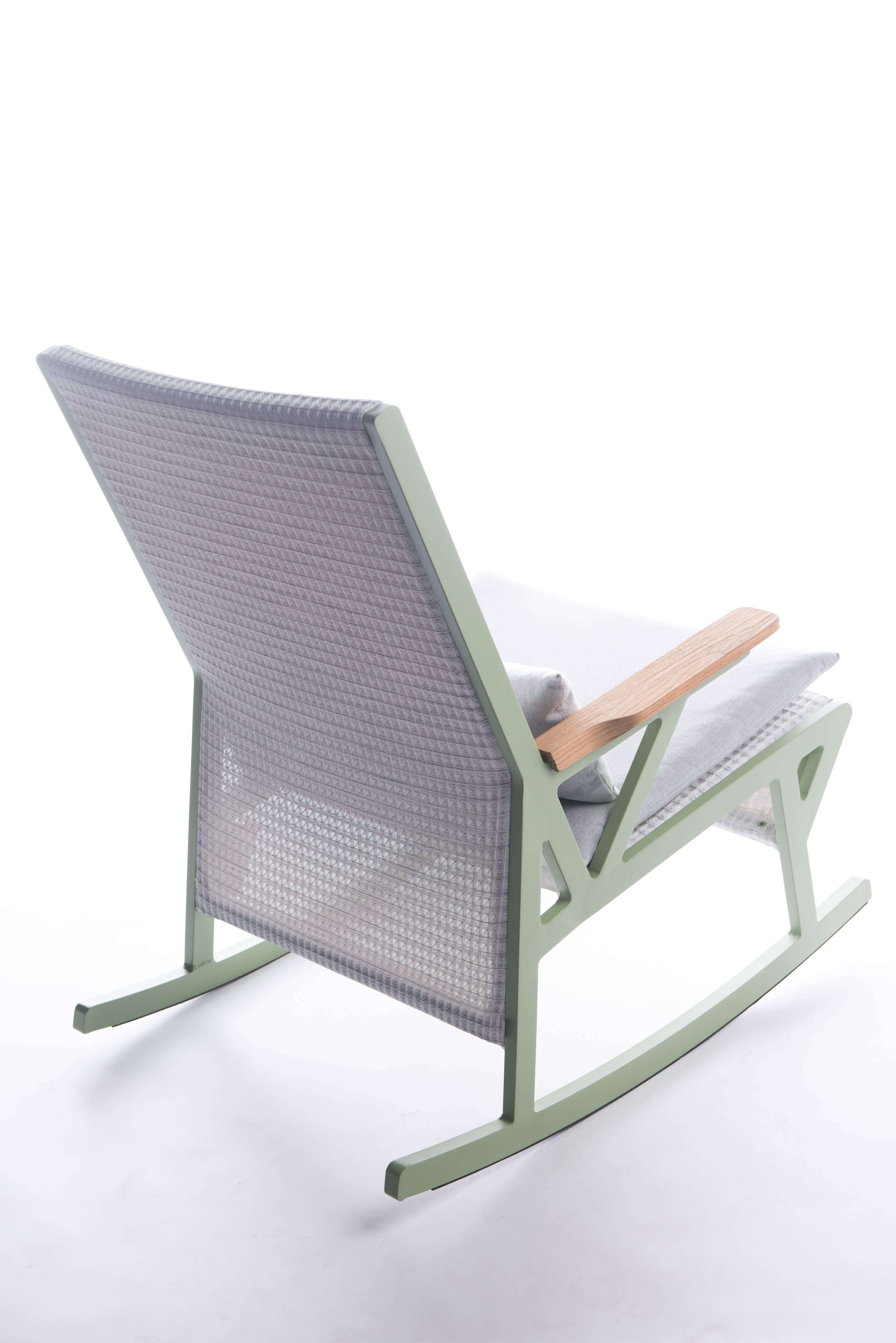 Kettal Vieques is a collection characterized by the combination of an aluminium frame with a new and revolutionary three-dimensional fabric, Nido d