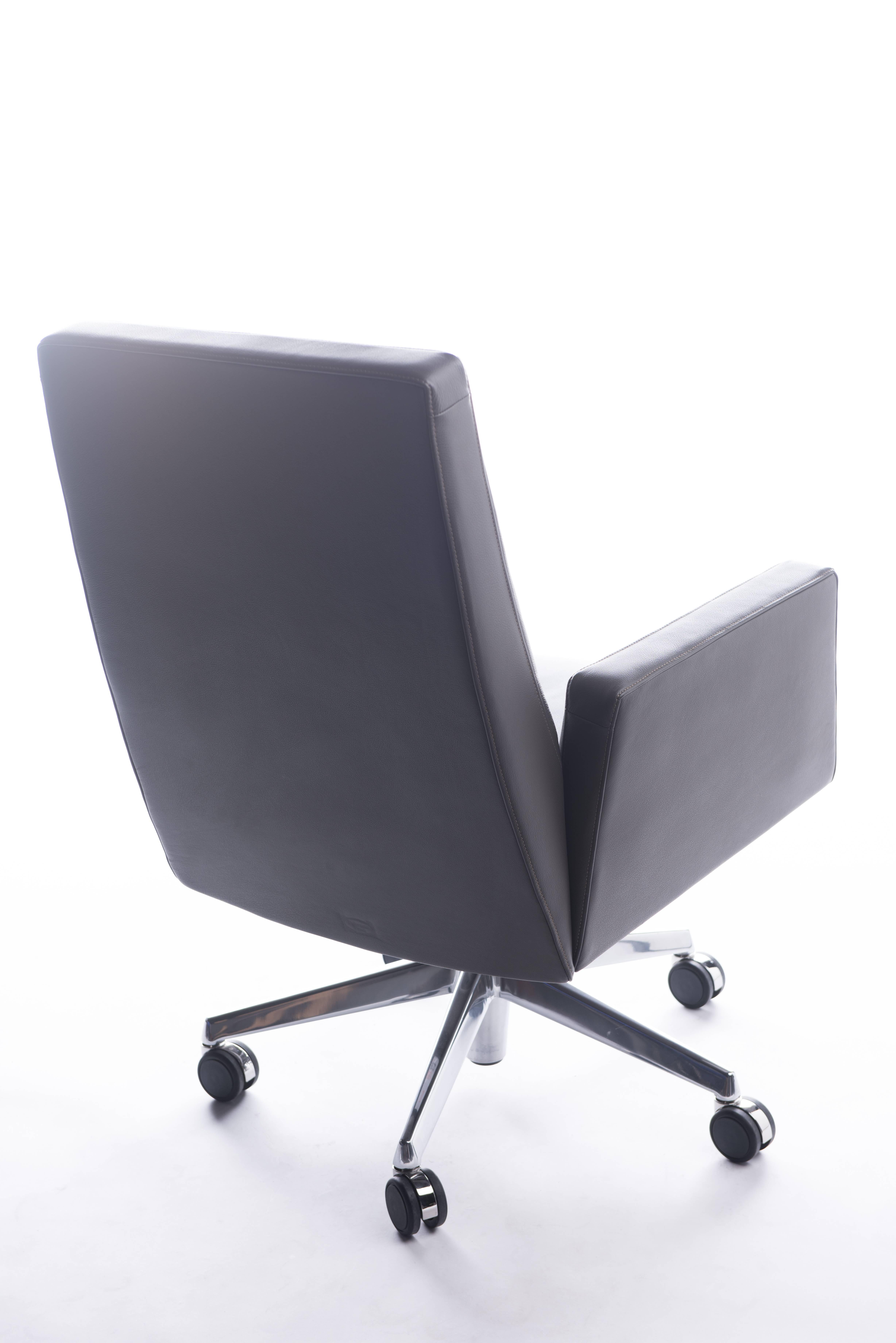 A chair with a strong scenic presence in the workplace. The arms that continue on from the seat provide a new expression and are designed to improve comfort levels and enhance relaxation time. This chair is height adjustable, rotates and is fitted