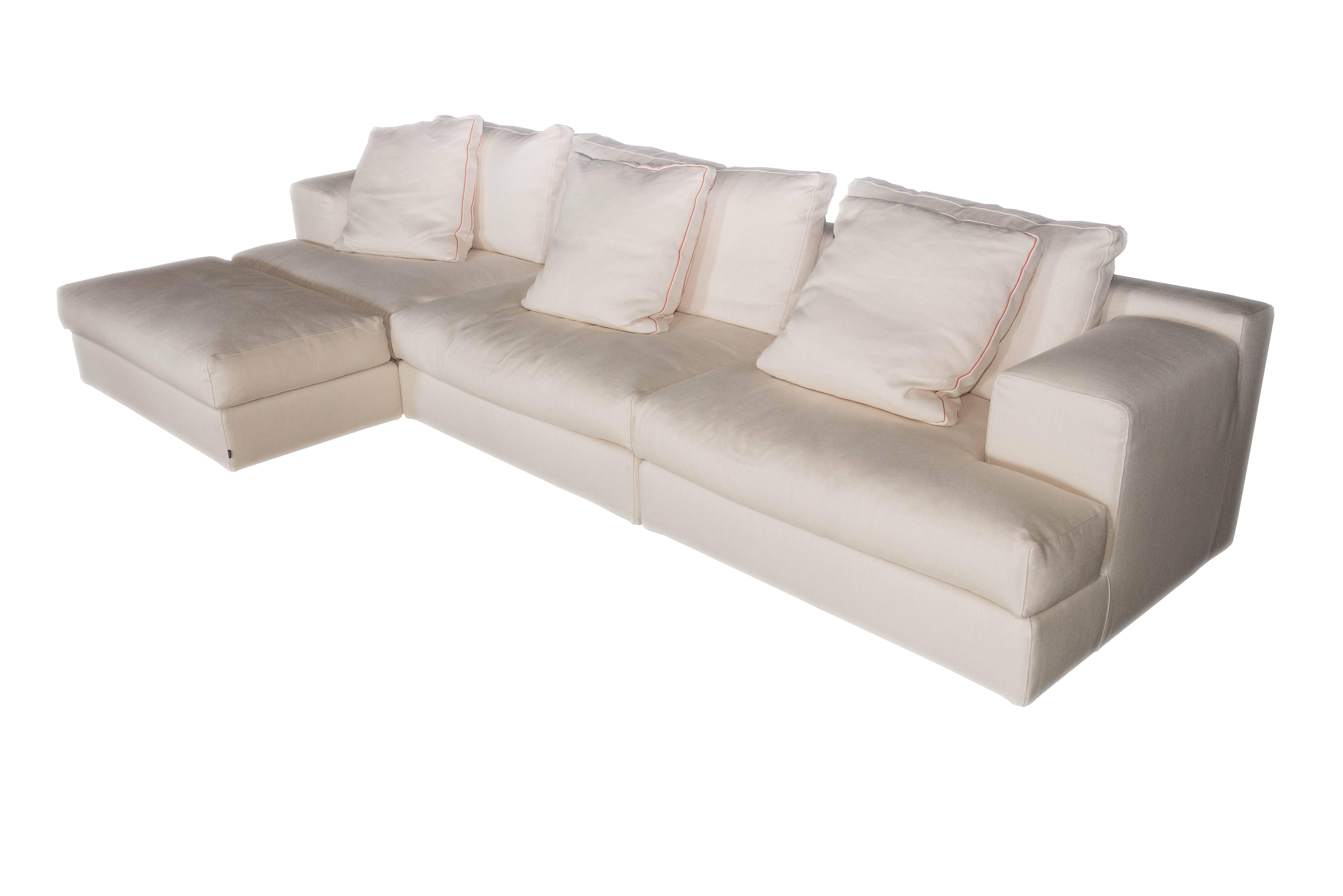Framework with elastic belts and a CFC-free polyurethane.
Polyester or feather padding with polyurethane core. Upholstery is in removable fabric or leather. Additional cushions, feather padded, are square with edge in the same fabric as the