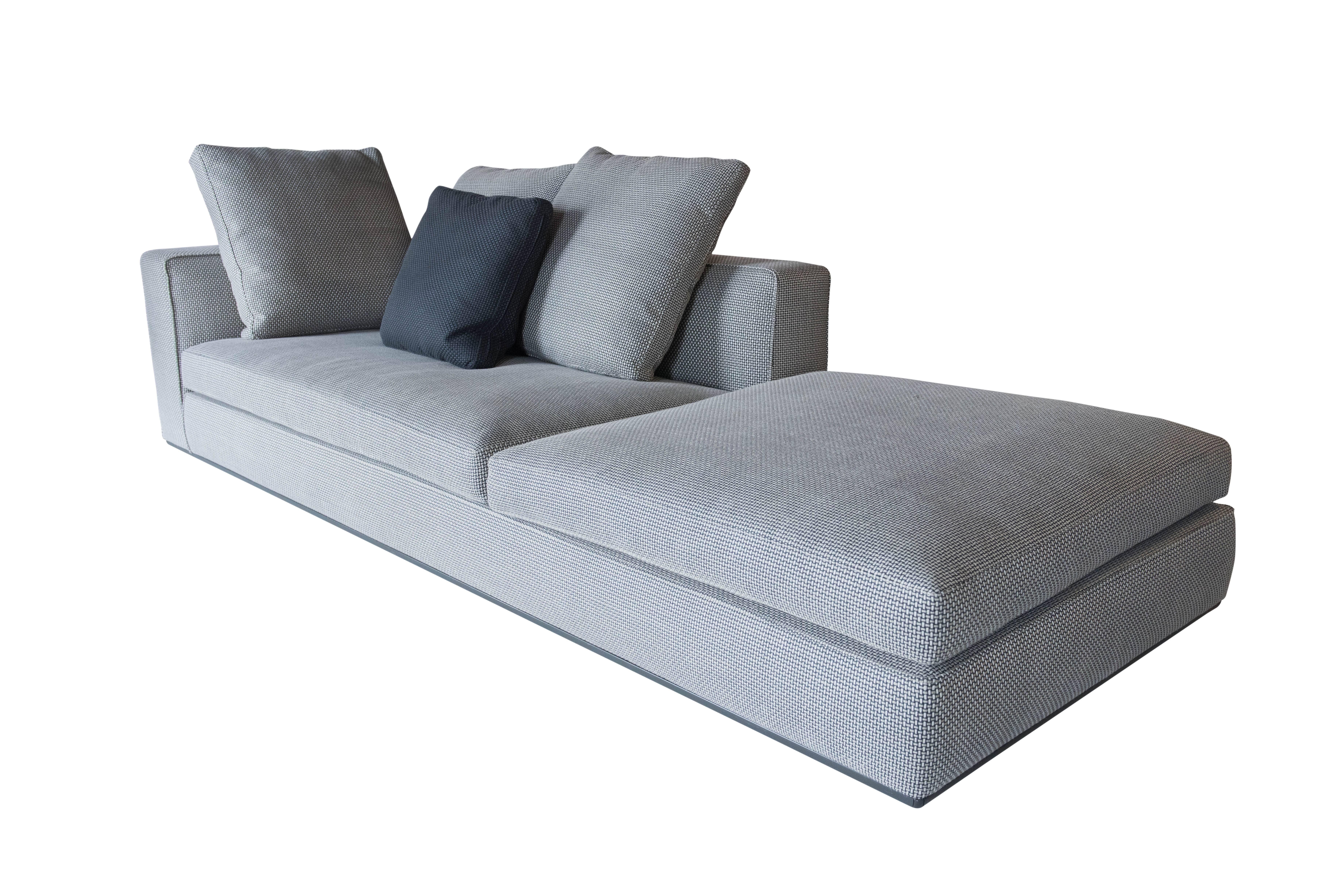 
Eine Chaiselongue, entworfen von dem berühmten italienischen Designer Rodolfo Dordoni. Dieses Stück wird in Mailand nach den höchsten Qualitätsstandards der Branche hergestellt. 

Aufbau: Einteiliges Mehrschichtholz mit
elastische Bänder mit