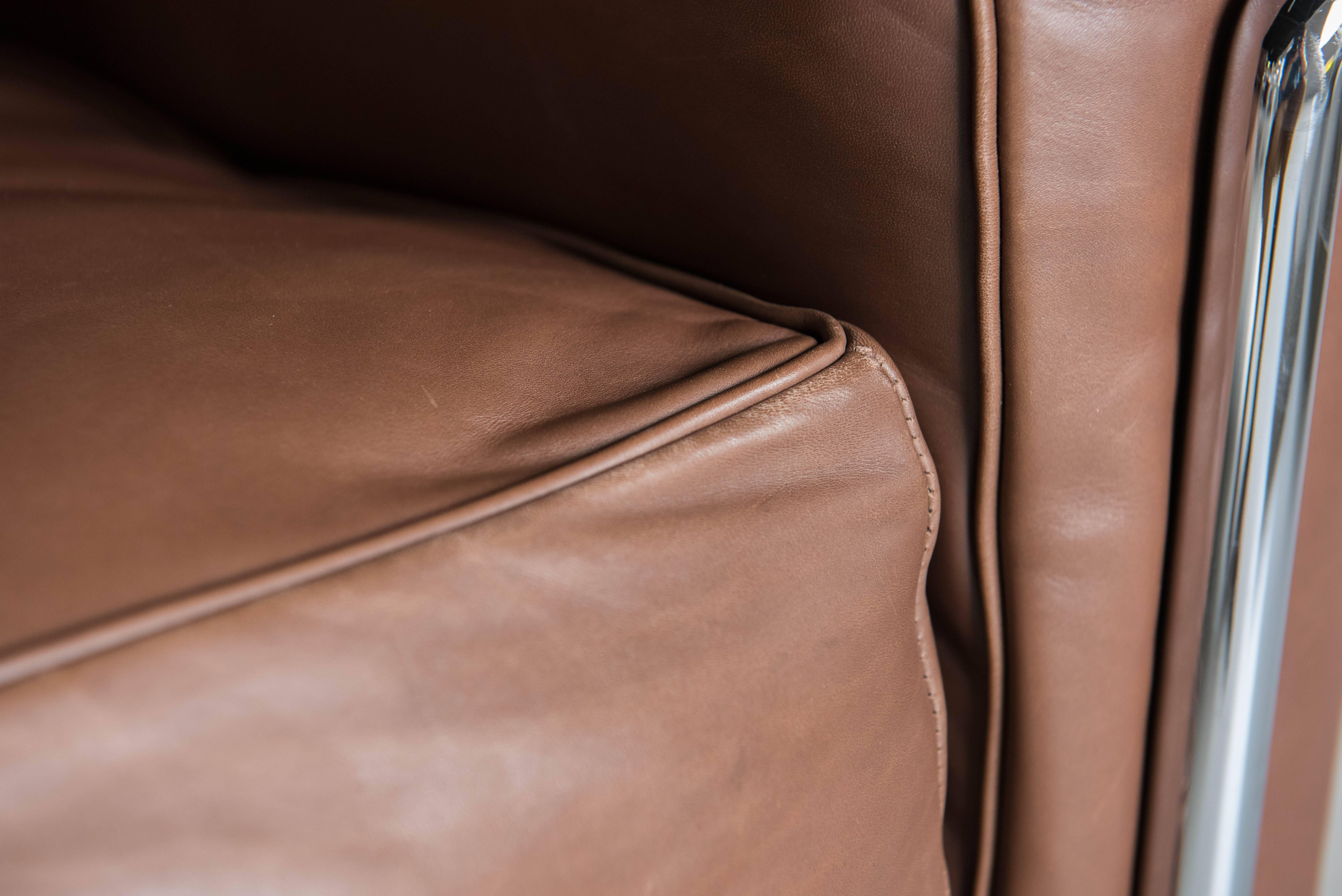 Fauteuil Grand Confort, petit modèle
 
Armchair, two- or three-seater sofas and ottoman with polished trivalent chrome plated (CR3) or semi-gloss grey, light blue, green, brown, mud, ivory or black enamel steel frame. Loose cushions with