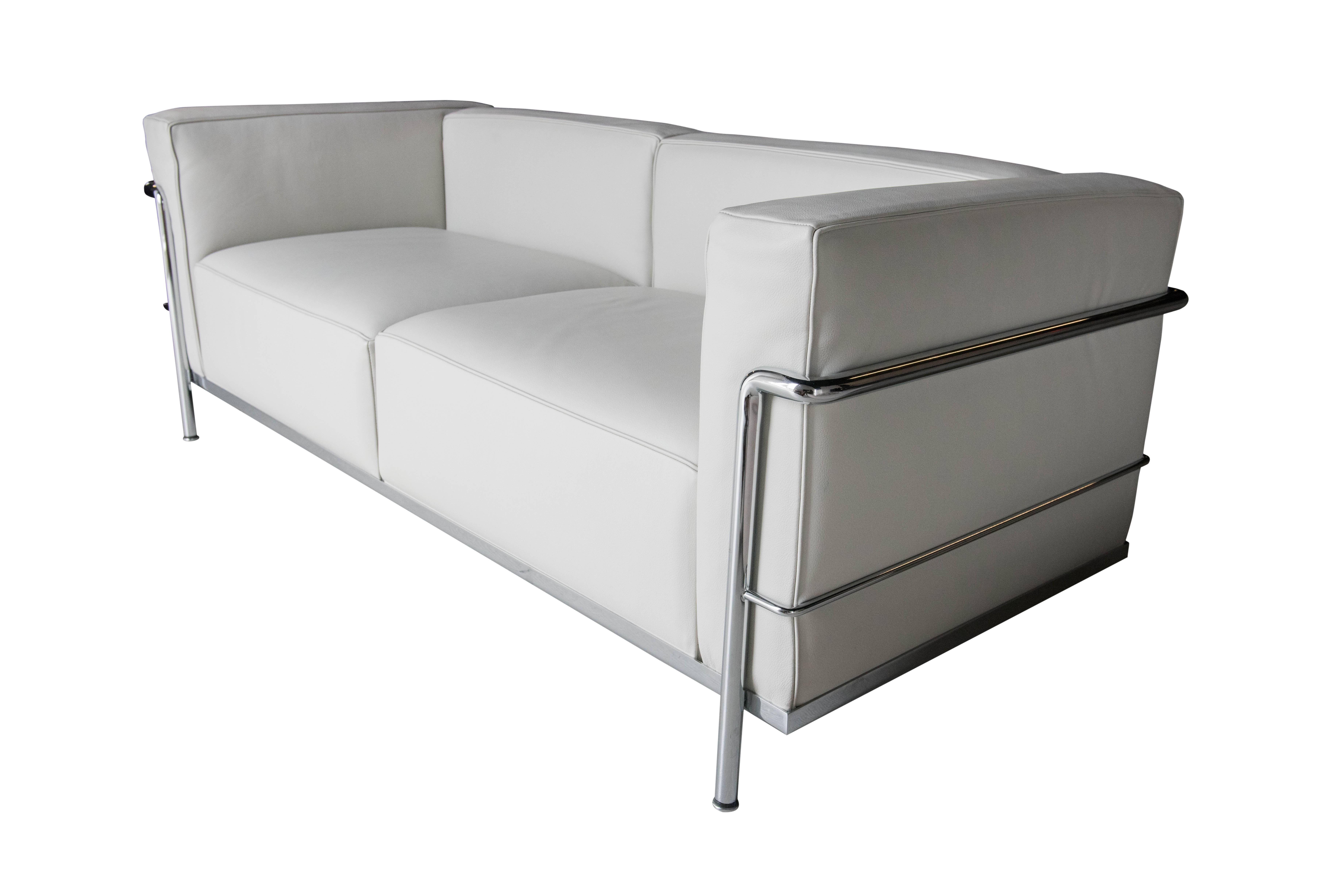 Fauteuil Grand Confort, petit modèle.
 
This is a two-seat sofa with polished trivalent chrome plated steel frame. Loose cushions with polyurethane foam and polyester padding or padding in feather with polyurethane core. Leather upholstery.
