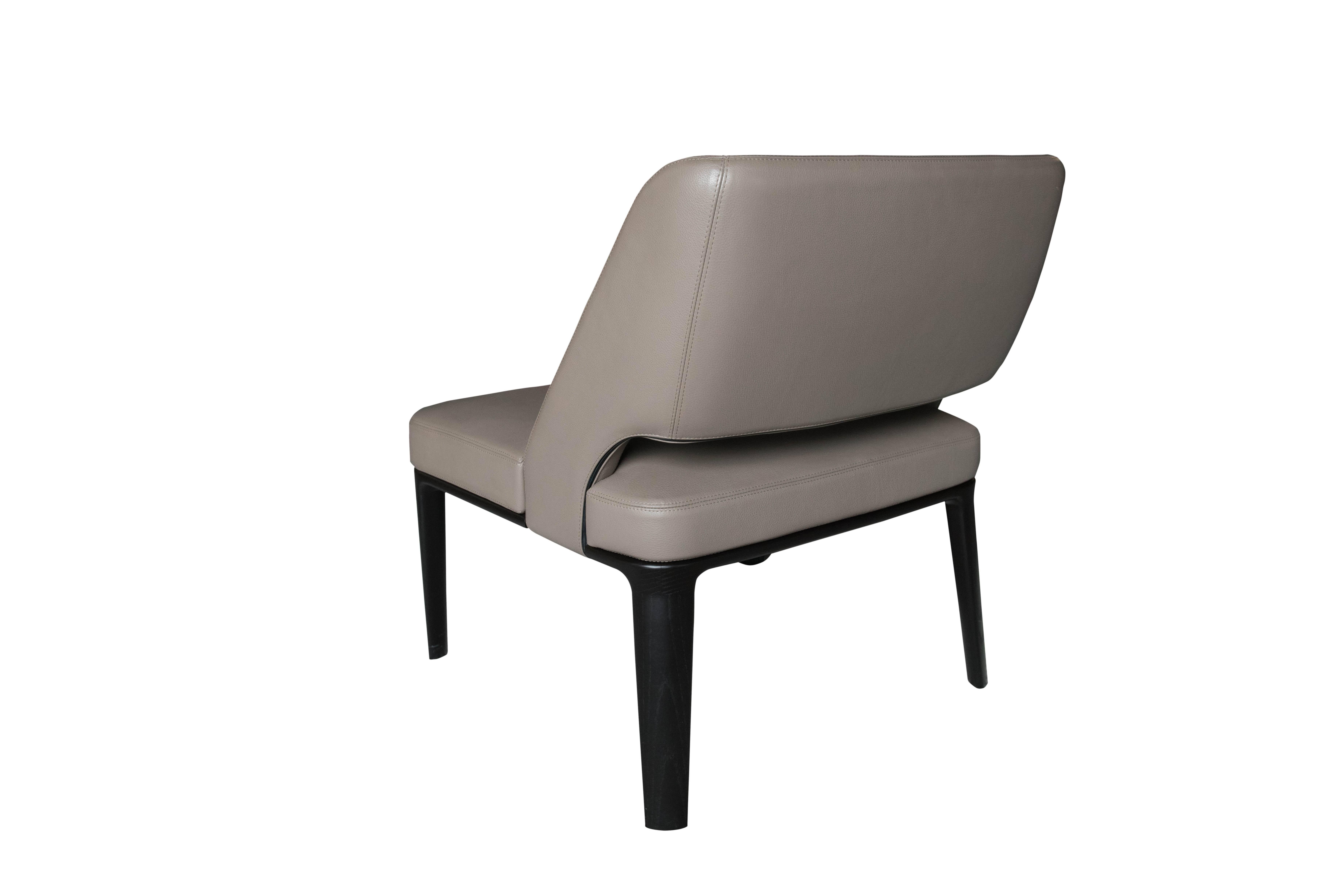 Structure: Metal, seat suspension is
provided by elastic straps with a high
rubber content, let into fireproof polyurethane
foam.

Covers: Non-removable leather
covers.

Base: Solid ash with open-pore moka
lacquered finish, assembled by