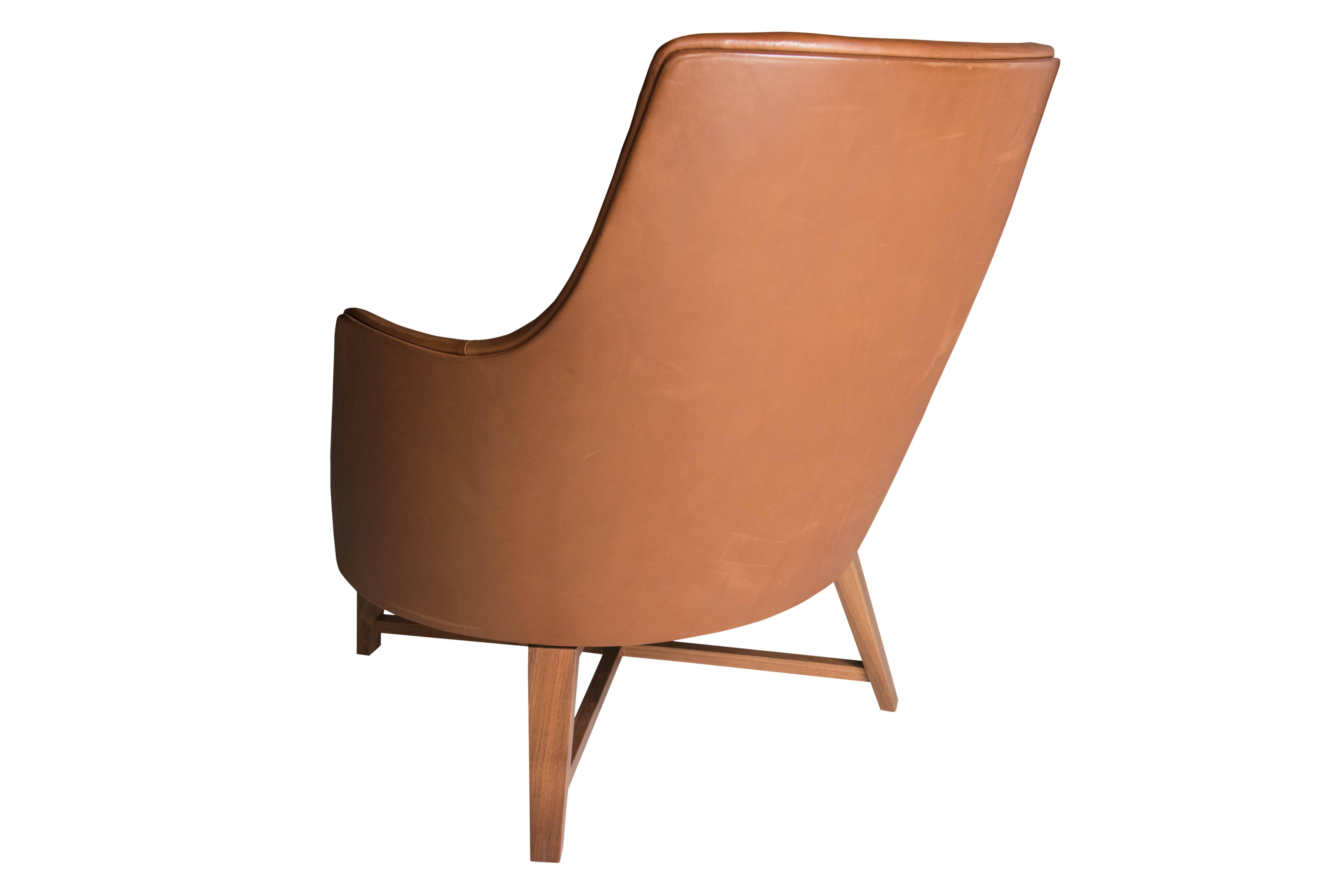 
Frame: In rigid and pressed polyurethane.

Seat cushion: Filled with down and a resilient inner core.

Base: In massive wood.

Upholstery: Leather.

About the designer.

Antonio Citterio.

Antonio Citterio was born in Meda in 1950 and