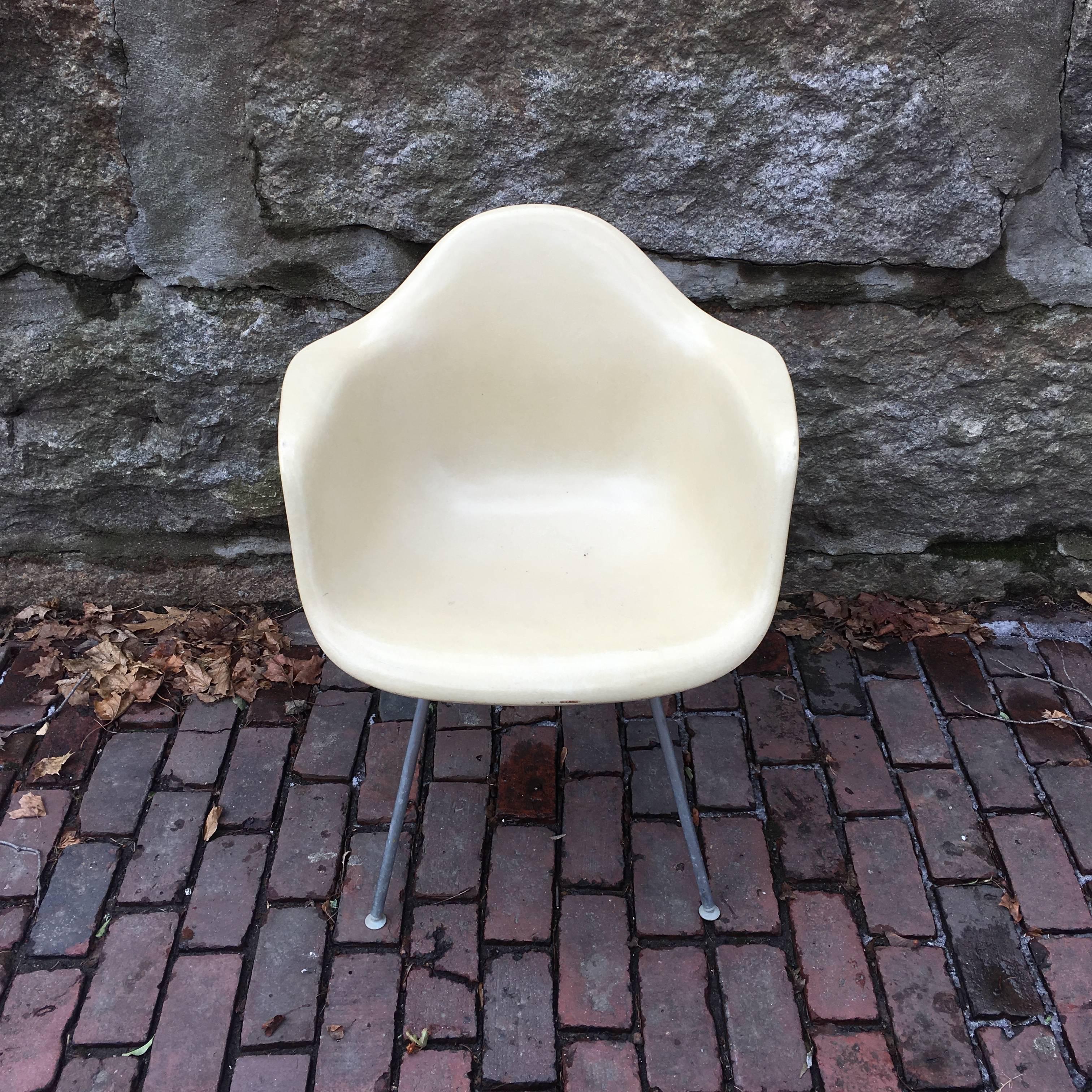 Herman Miller Eames Armchair in Parchment In Excellent Condition In Brooklyn, NY