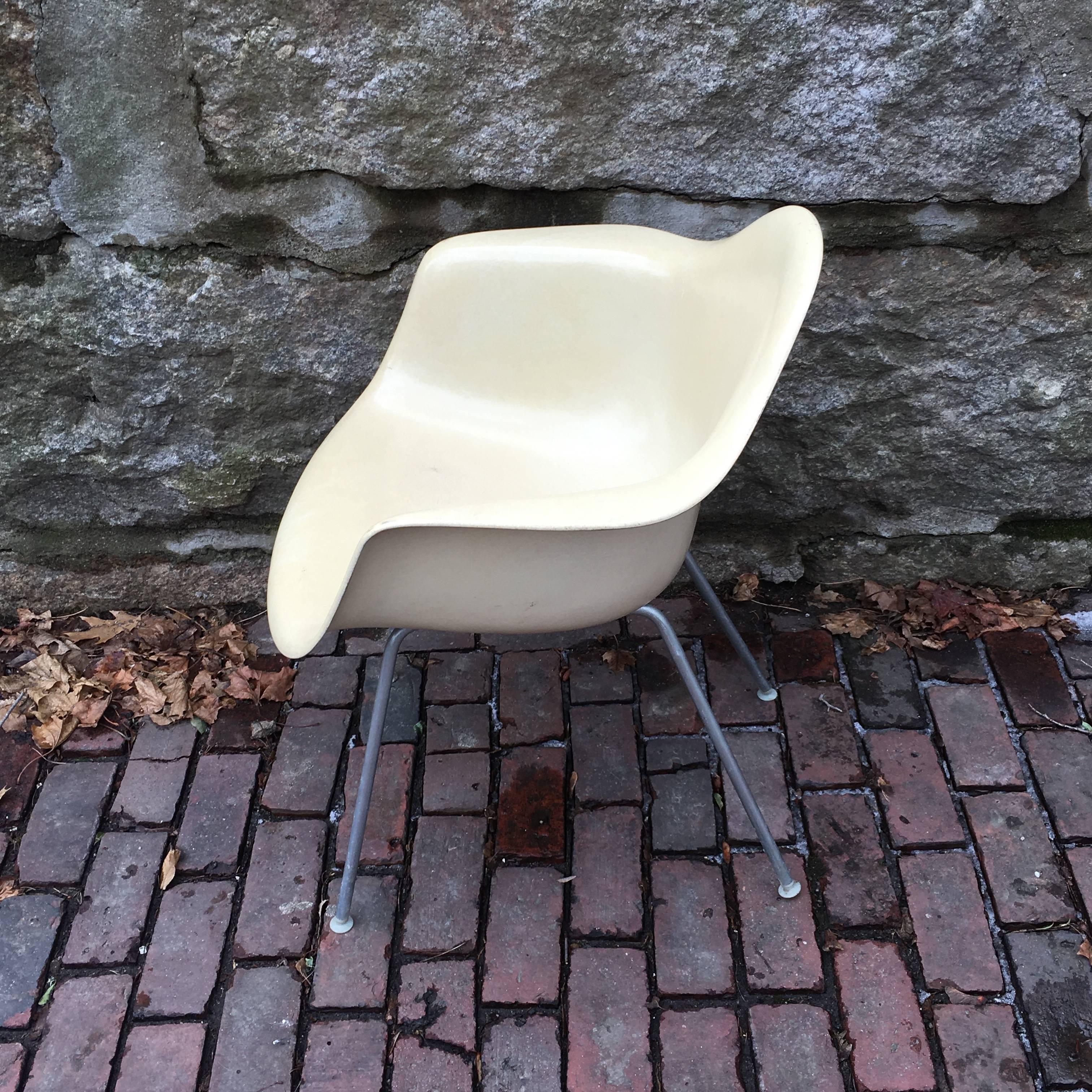 Mid-20th Century Herman Miller Eames Armchair in Parchment