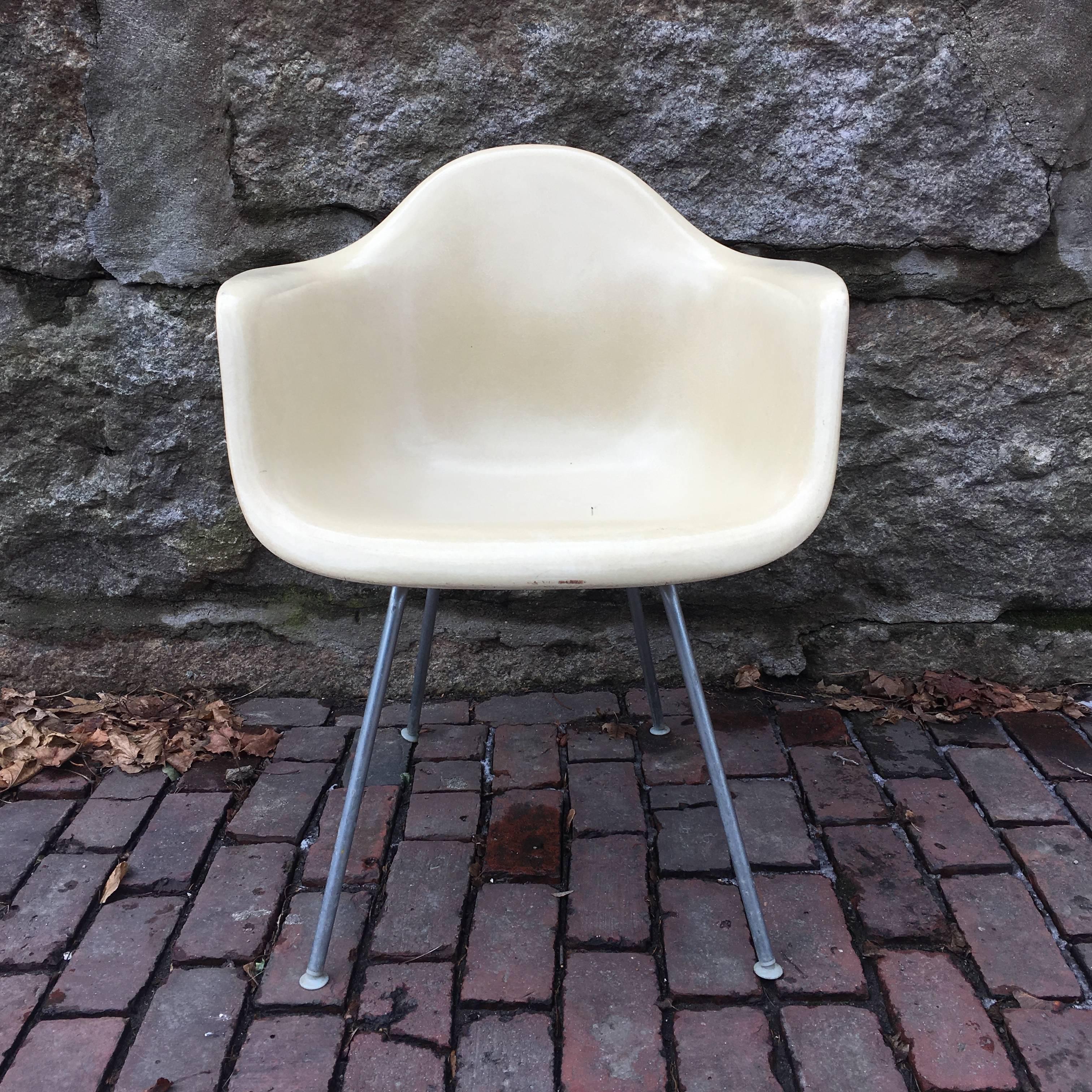 Mid-Century Modern Herman Miller Eames Armchair in Parchment