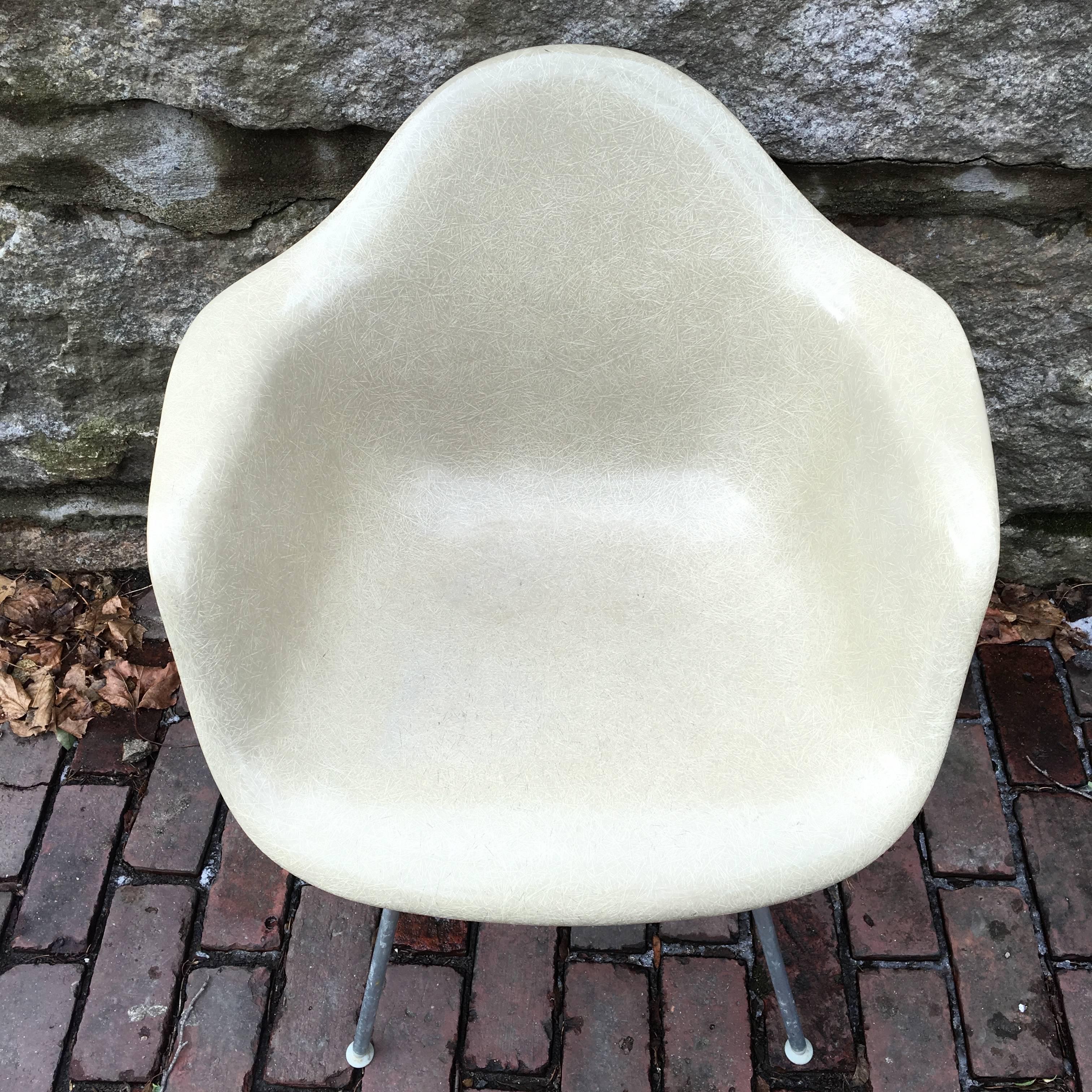 Herman Miller Eames DAX armchair in greige. No fading or cracks. In excellent condition with original base, mounts and screws. Early Herman Miller shell with incredibly rich visible fibers.