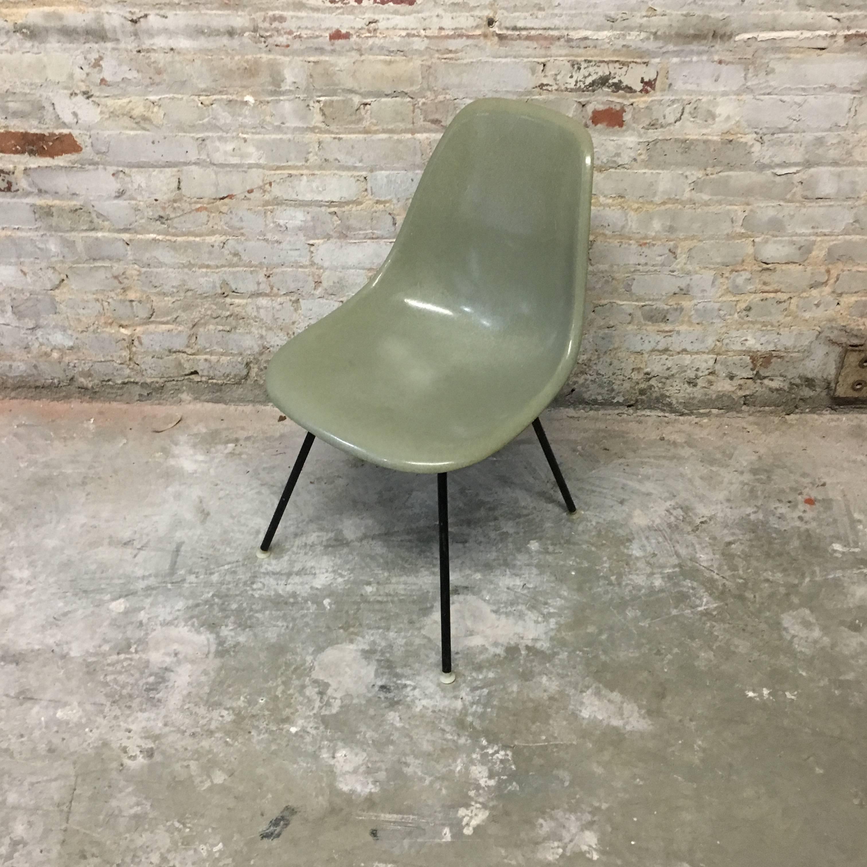 Four Herman Miller Eames Seafoam Green Dining Chairs In Excellent Condition In Brooklyn, NY