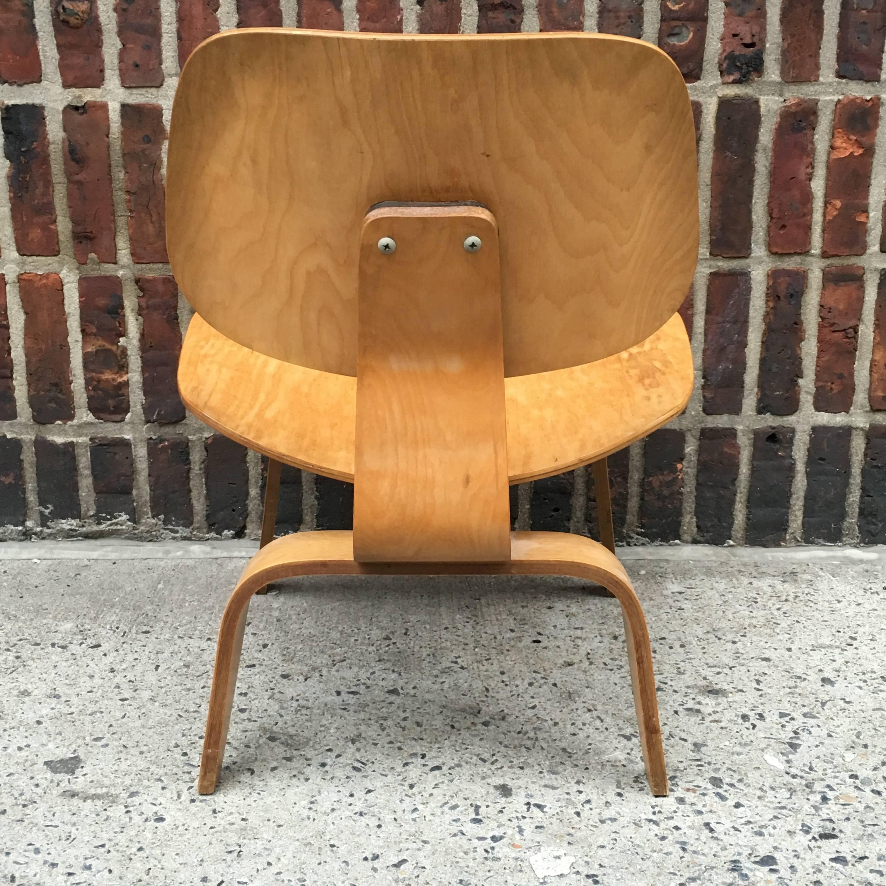 First Edition Eames Evans LCW with Earliest Label In Excellent Condition In Brooklyn, NY