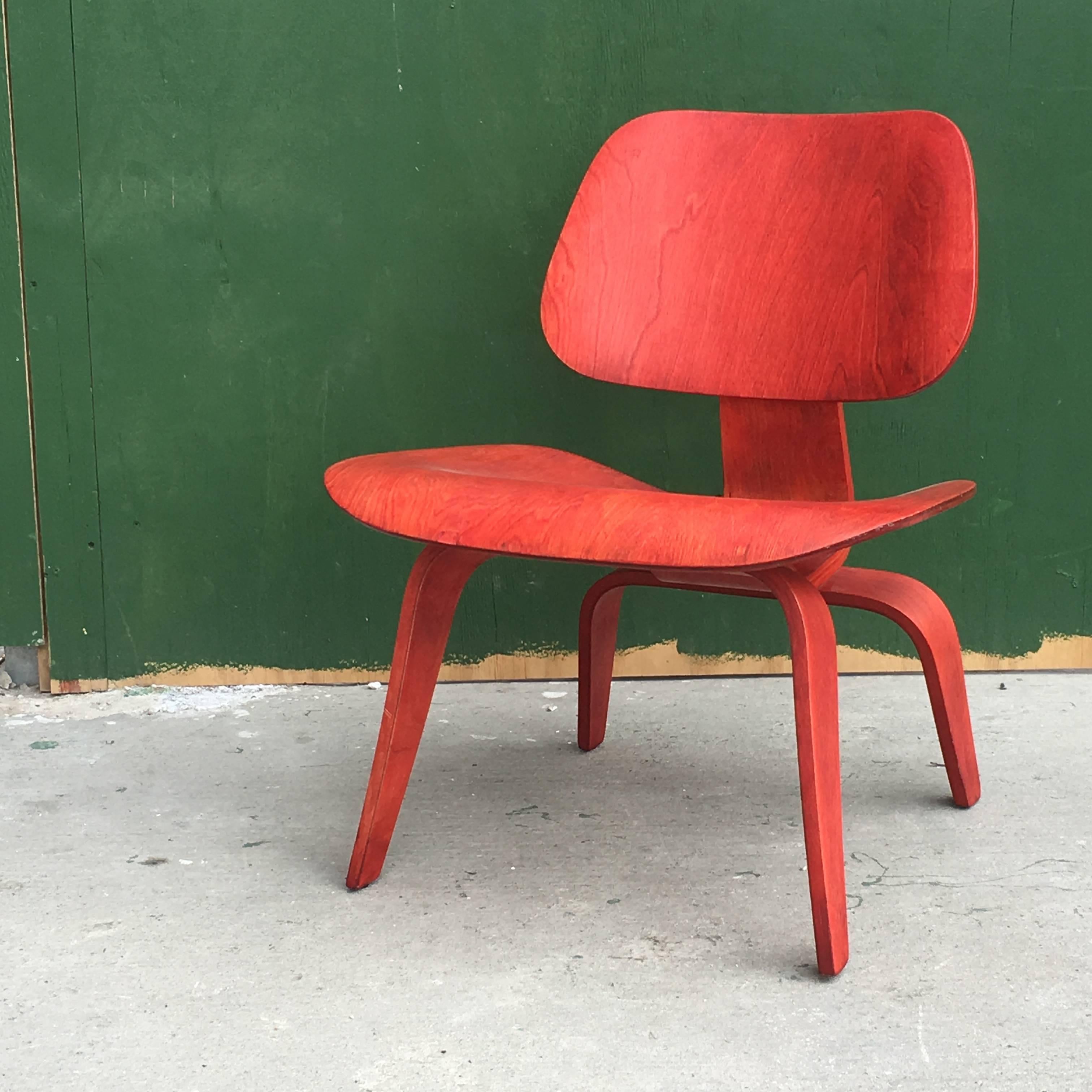 Two Red Evans Early Eames LCW Lounge Chairs In Good Condition In Brooklyn, NY