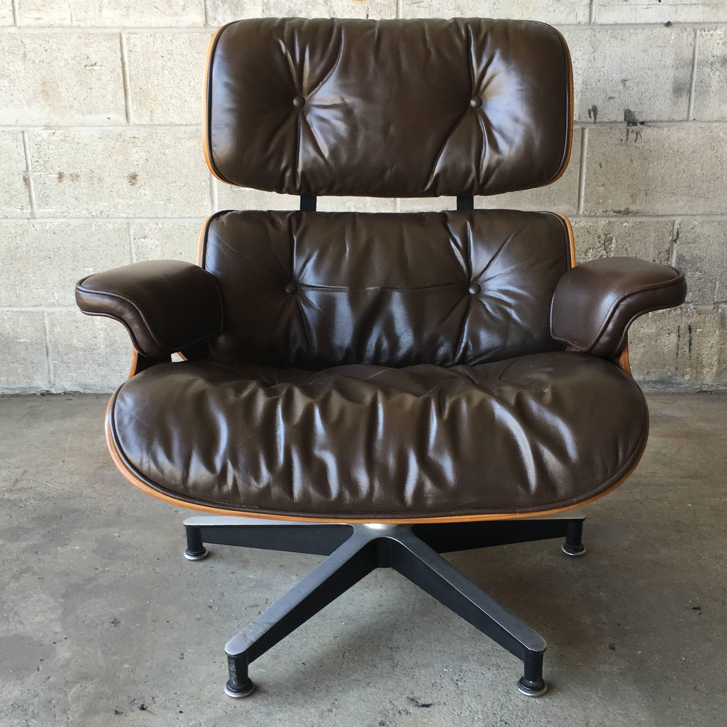 Herman Miller Eames 670/671 lounge chair and ottoman in Brazilian rosewood and brown leather cushions from the 1970s. In excellent condition.