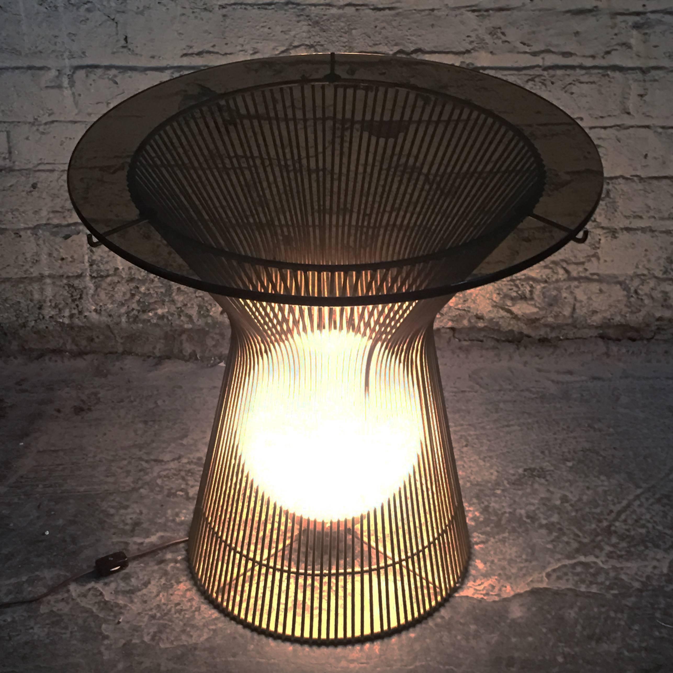 Rare Laurel lamp side table, in the style of Warren Platner. In excellent condition. Original glass top.