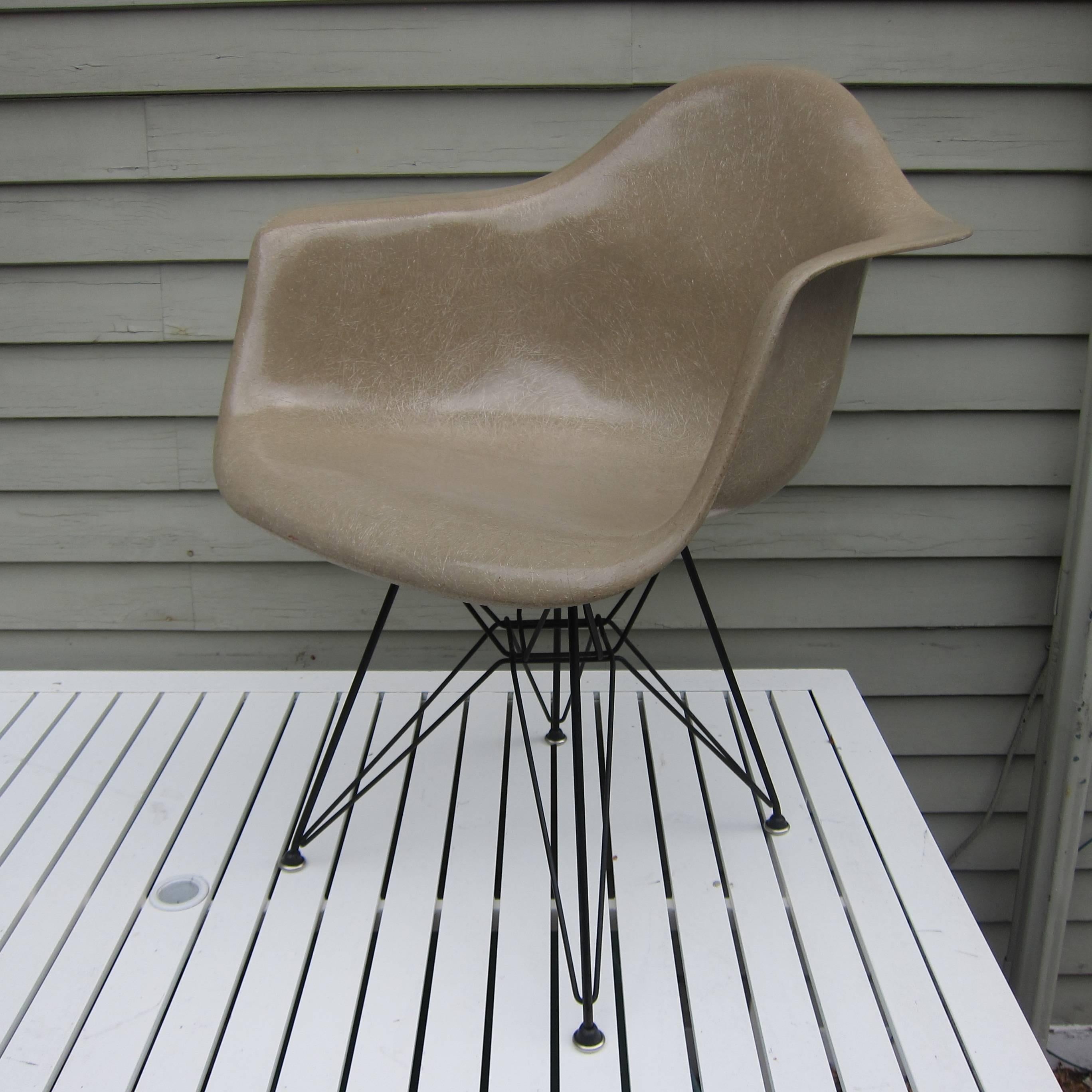 Herman Miller Eames DAR in Greige 'Zenith Shell' In Excellent Condition In Brooklyn, NY